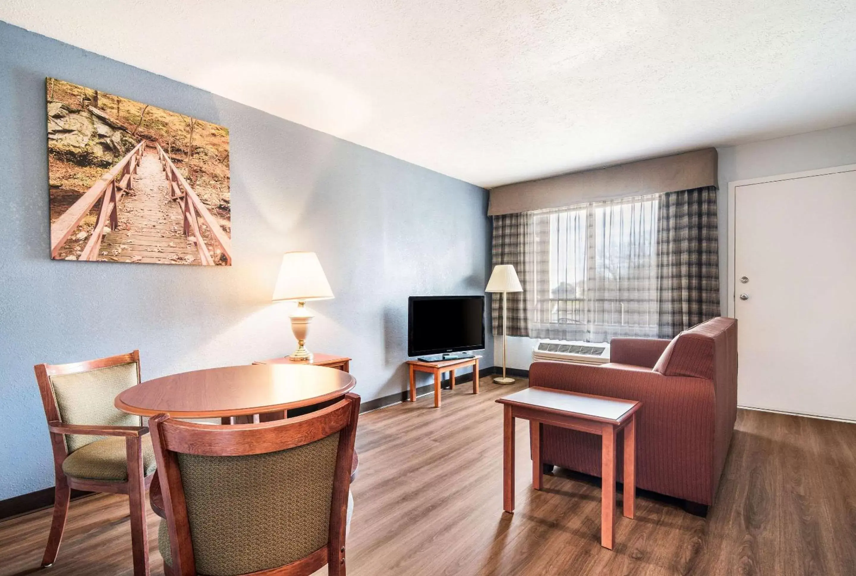 Photo of the whole room, Seating Area in Quality Inn - On The Lake Clarksville-Boydton