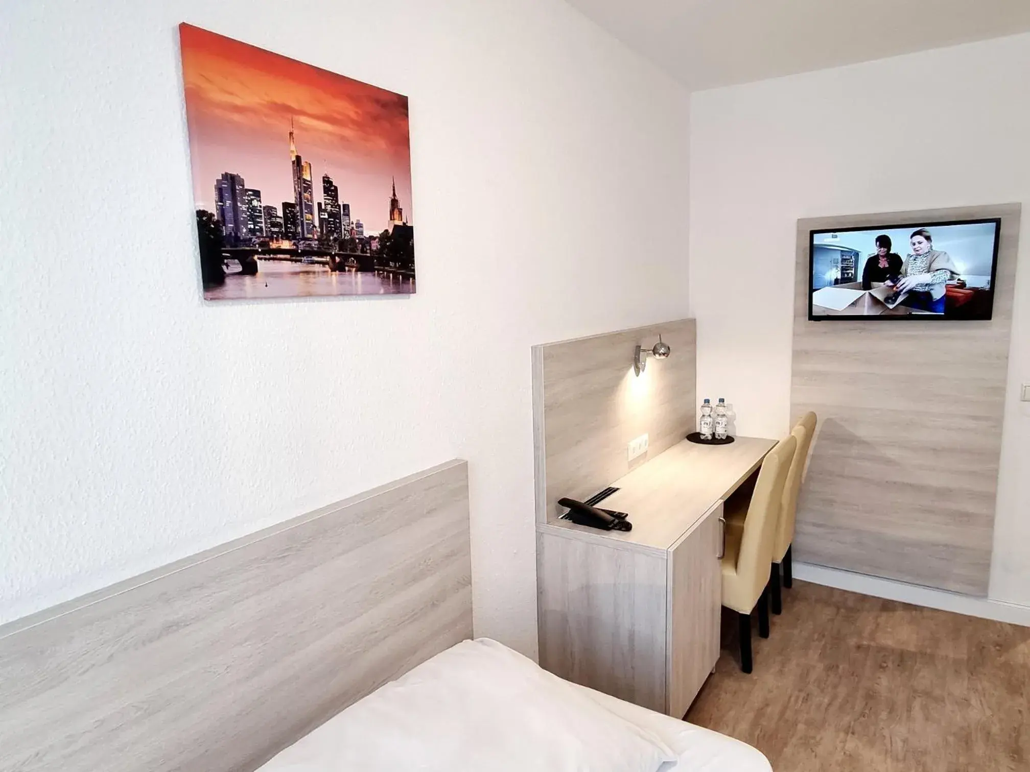 Bedroom, TV/Entertainment Center in Adler Hotel Frankfurt