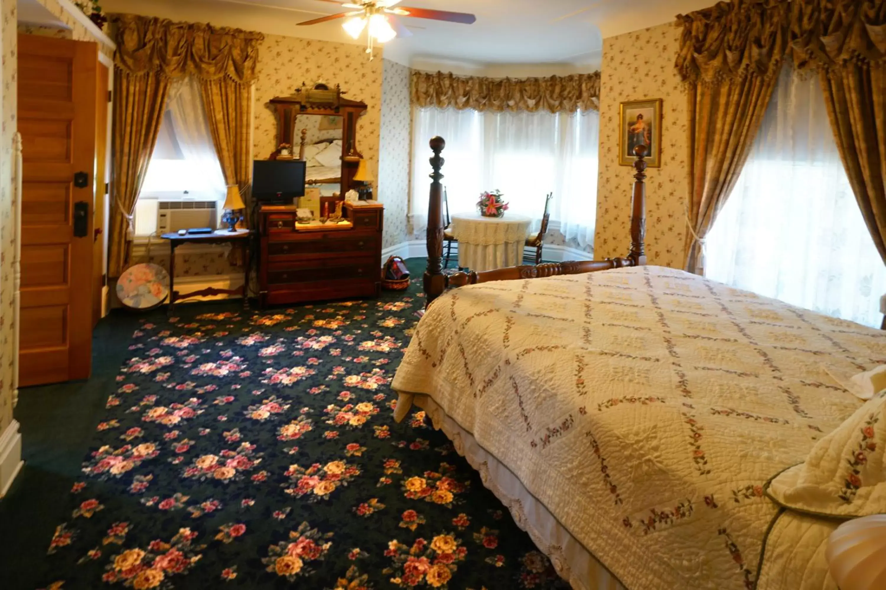 Photo of the whole room, Bed in Rose Heart Inn