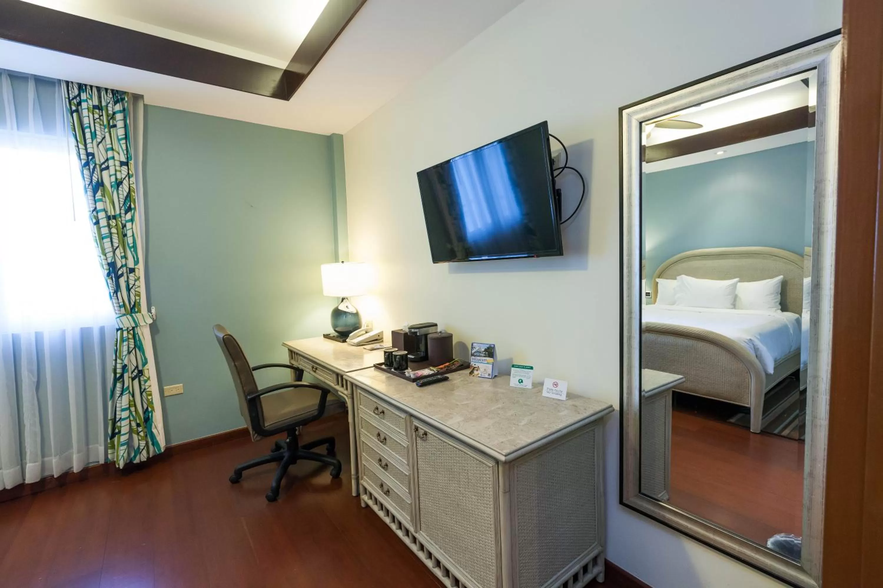 Surfrider Resort Hotel