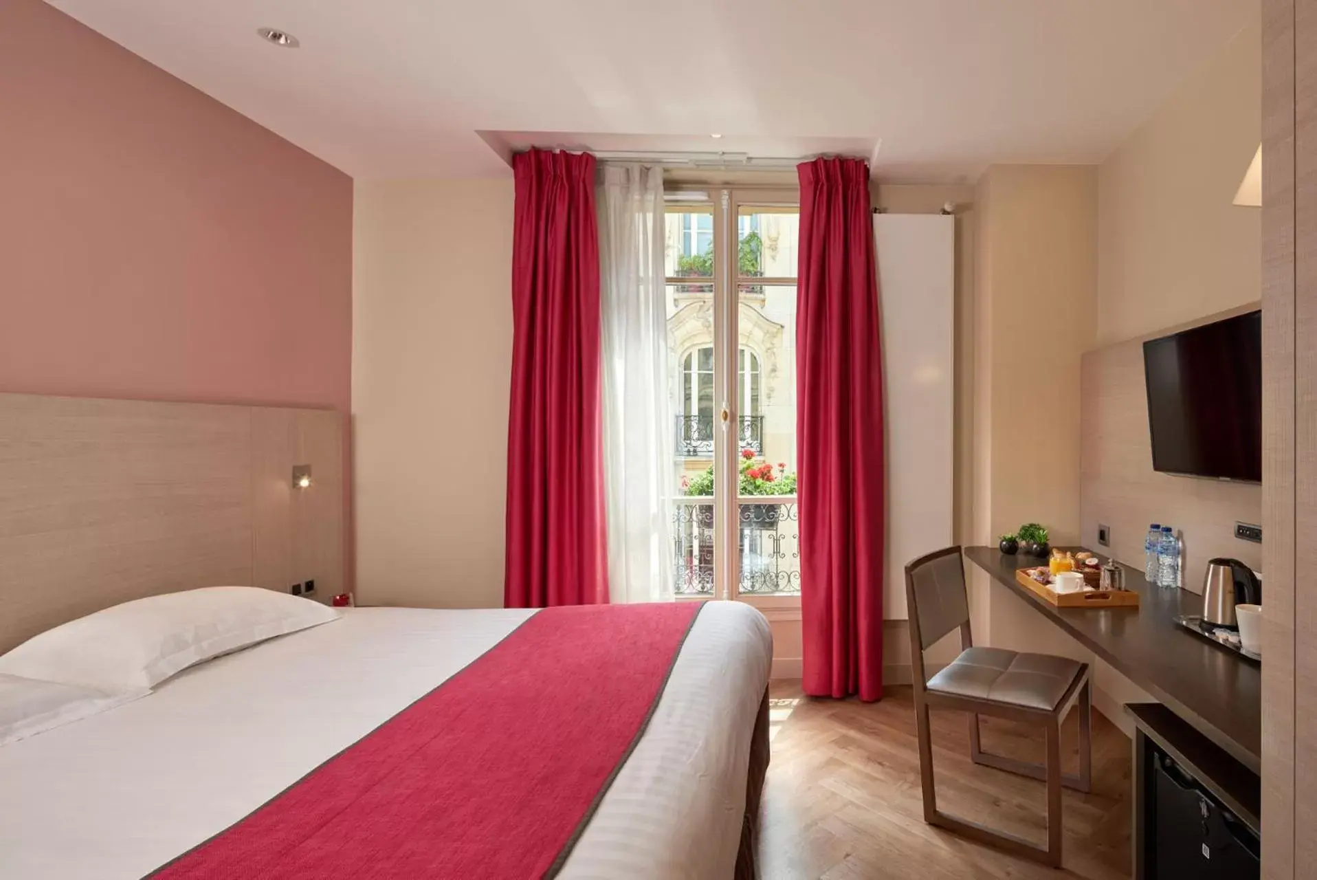 Photo of the whole room, Bed in Hôtel de Sévigné