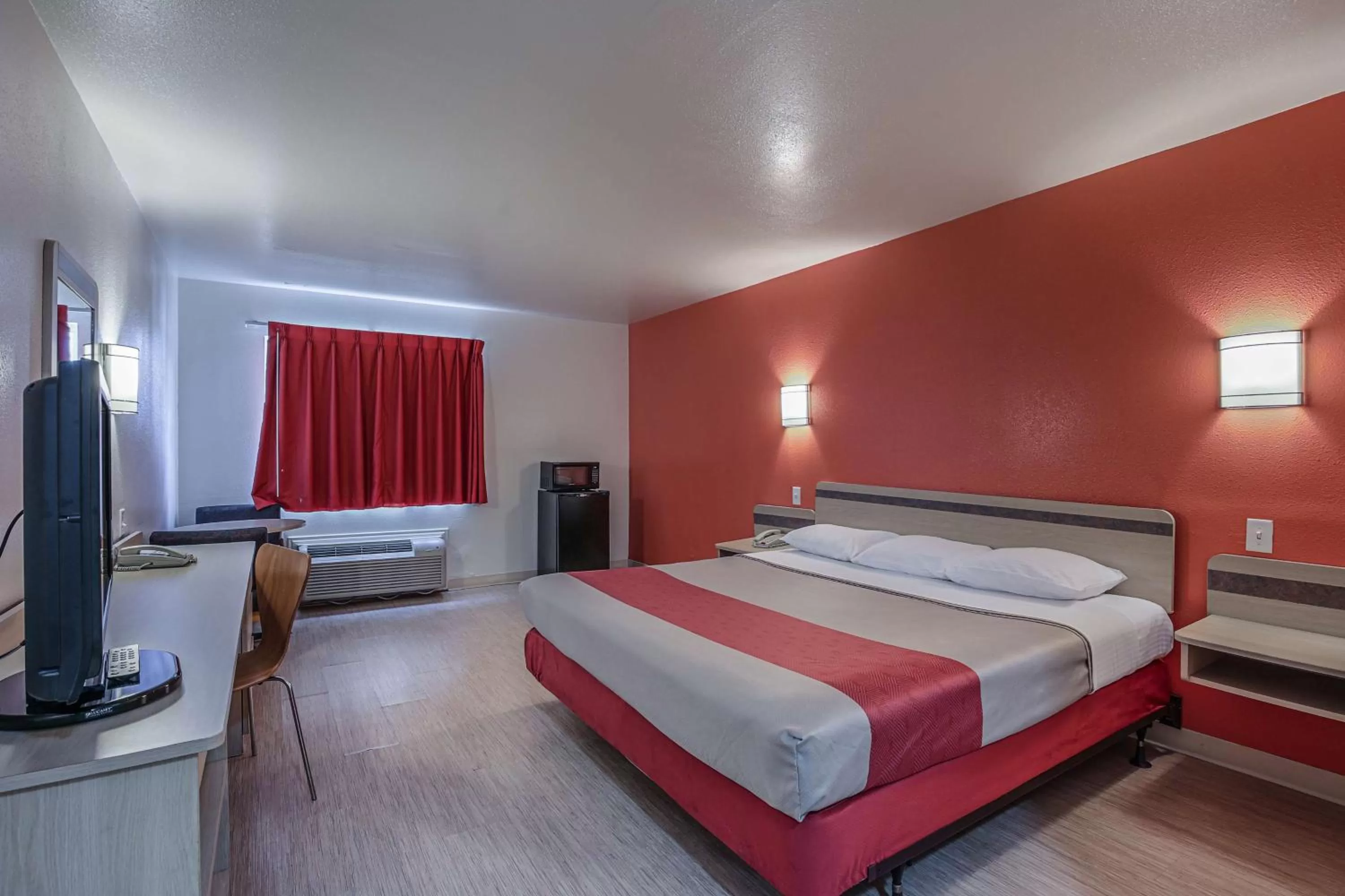 TV and multimedia, Bed in Motel 6-Pasadena, TX