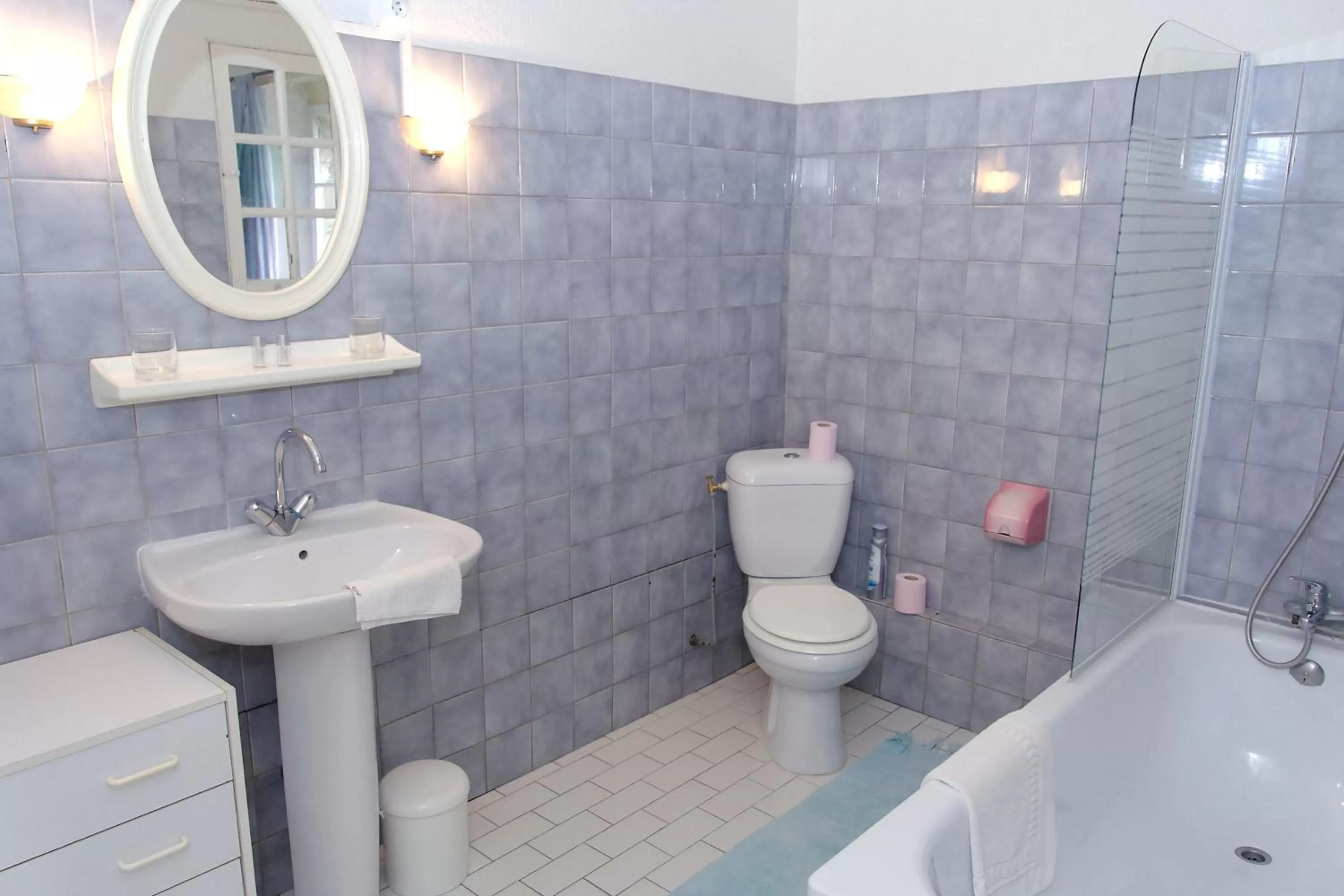 Bathroom in Auberge du Manoir d'Archelles