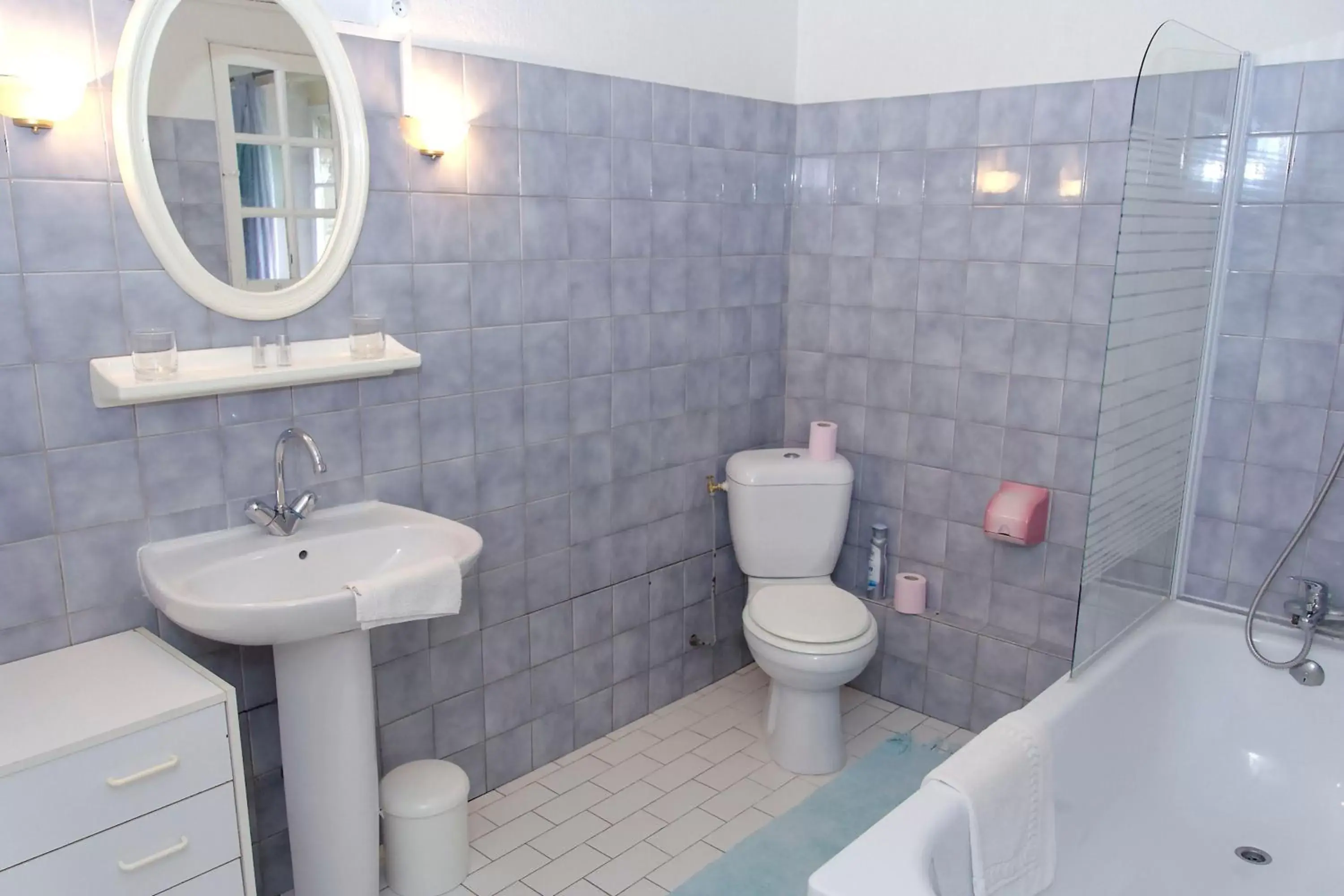 Bathroom in Auberge du Manoir d'Archelles