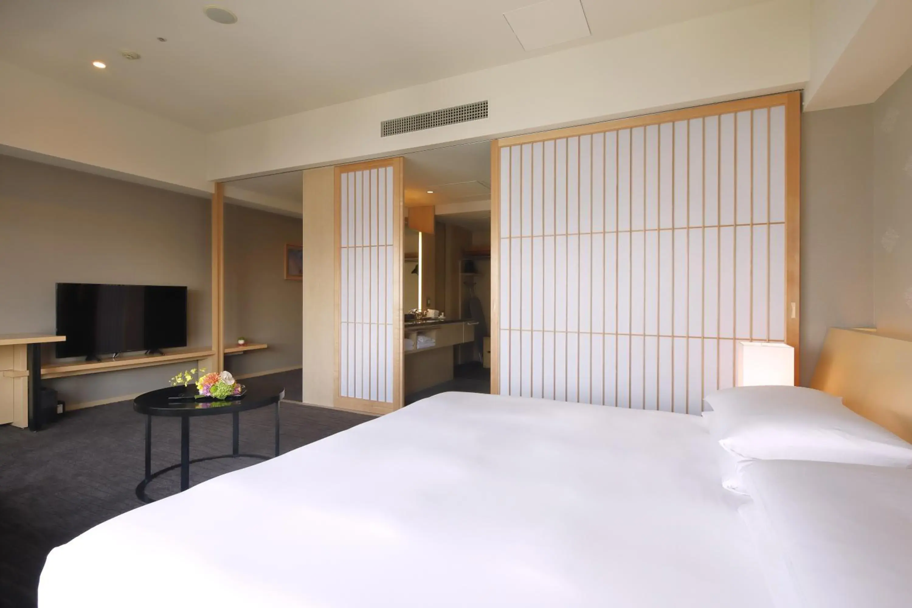 Photo of the whole room, Bed in The Capitol Hotel Tokyu