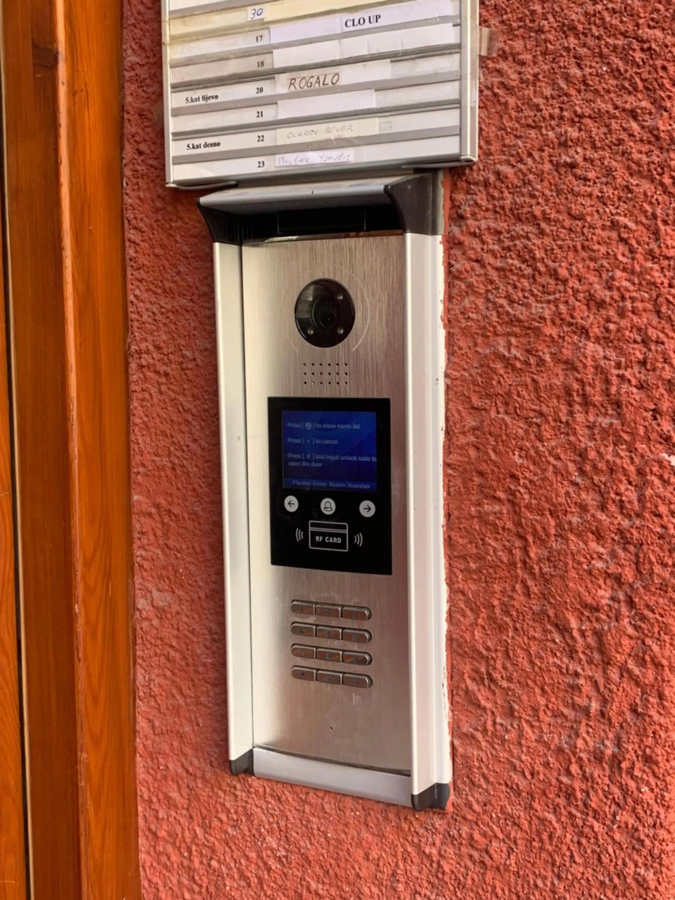 Facade/entrance in A8 b&b