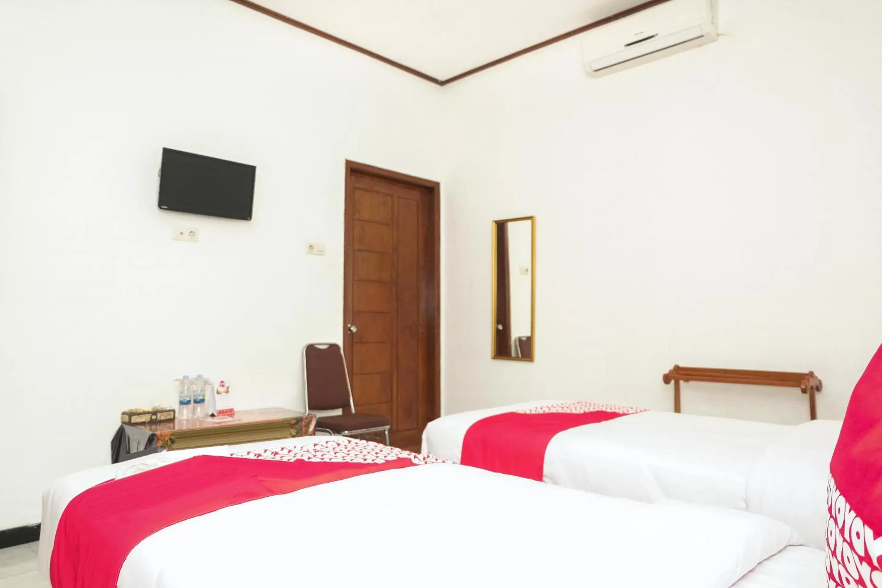 Bedroom, Bed in OYO 353 Loesje Guest House Syariah