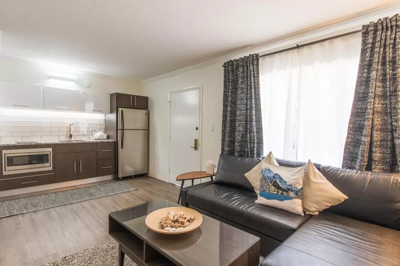 Kitchen or kitchenette, Seating Area in Hibiscus Suites - Sarasota