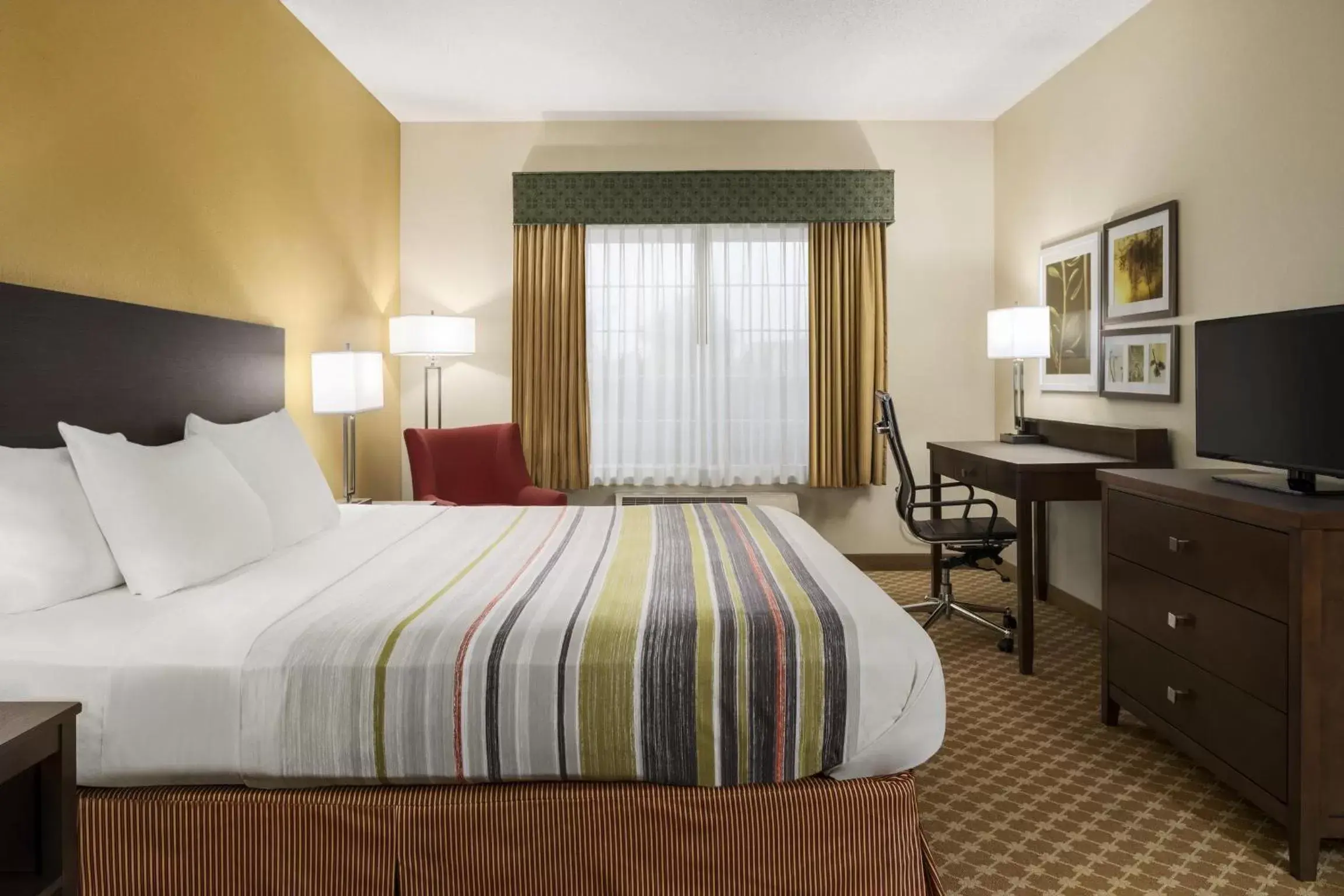 Other, Bed in Country Inn & Suites by Radisson, Manteno, IL