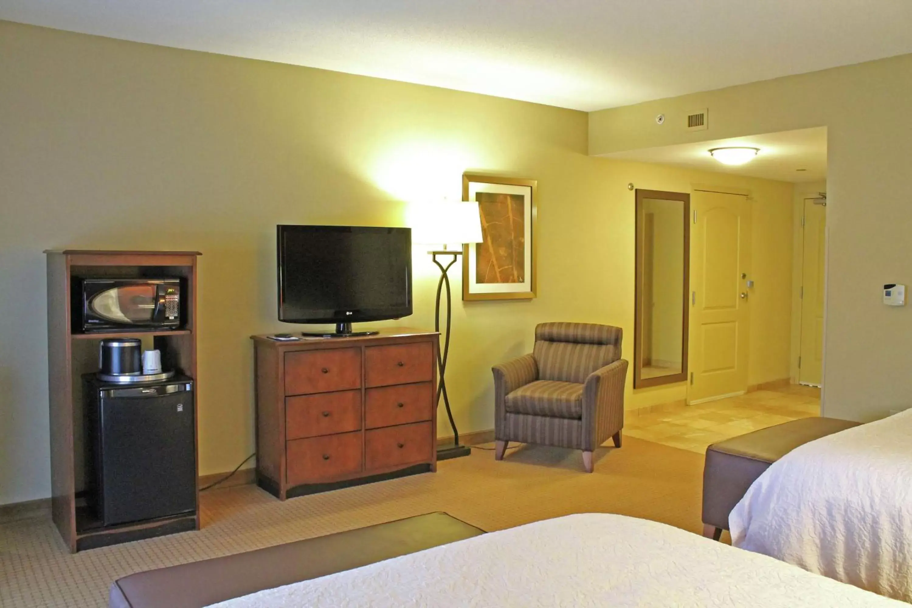 Bedroom, TV/Entertainment Center in Hampton Inn & Suites - Saint Louis South Interstate 55