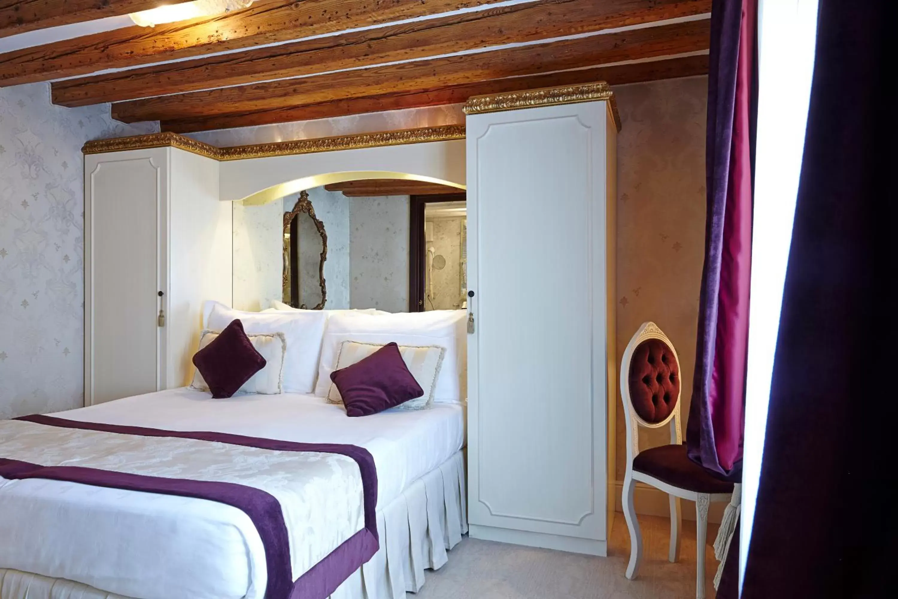 Bed in Palazzo Paruta & Wellness Suites