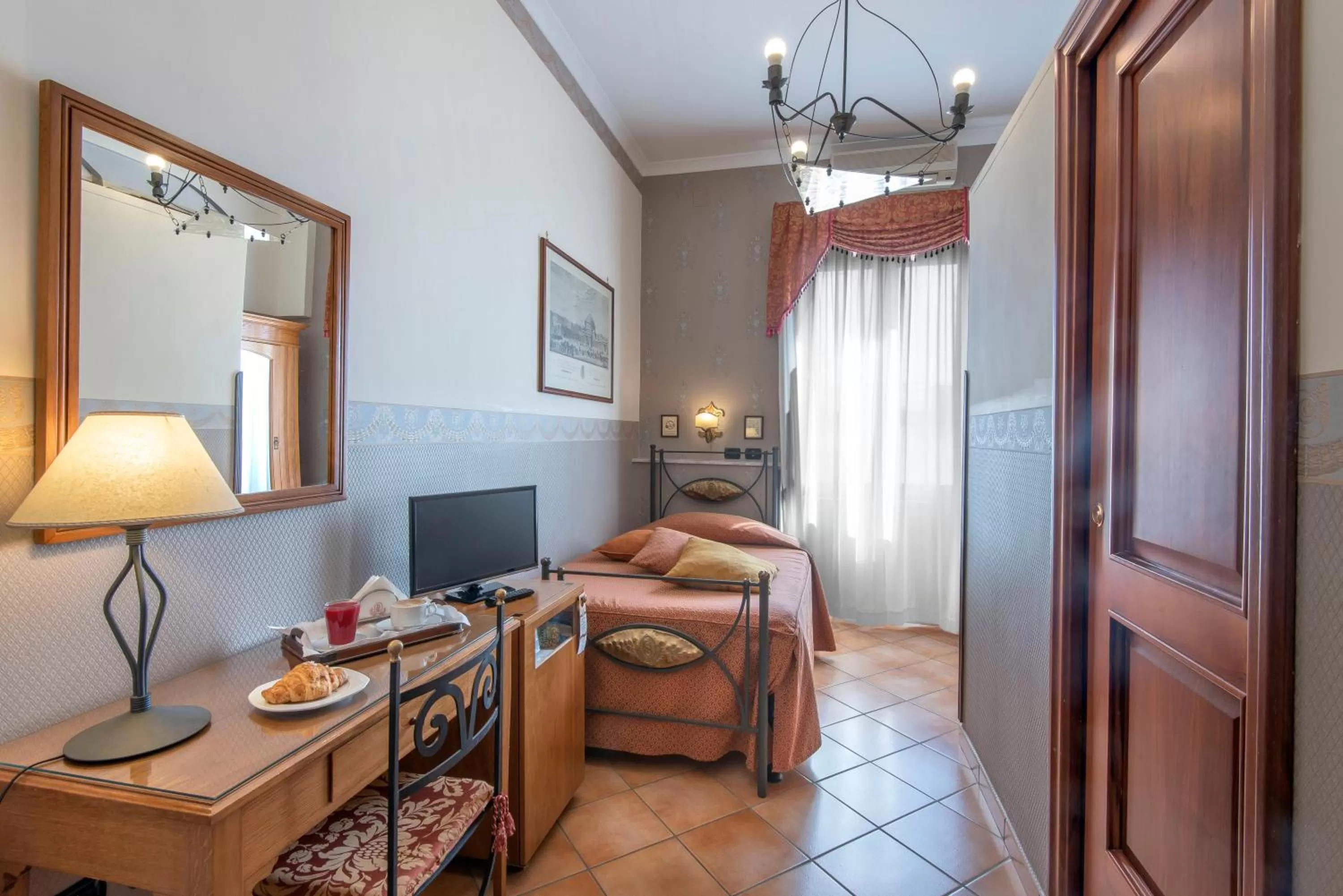 Photo of the whole room in Pinto-Storey Hotel