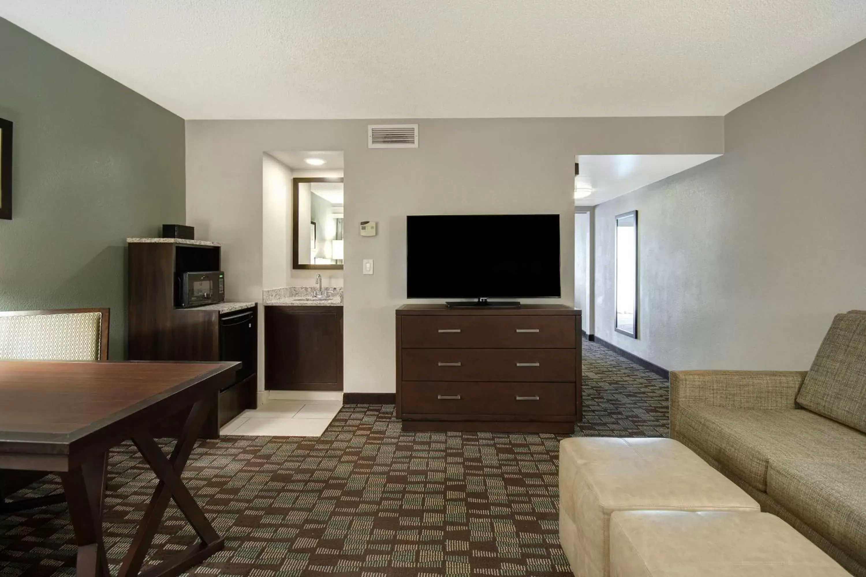 Living room, TV/Entertainment Center in Embassy Suites by Hilton Jacksonville Baymeadows