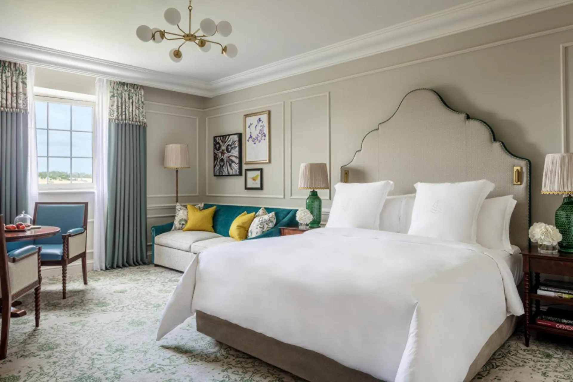 Bed in Four Seasons Hotel Hampshire