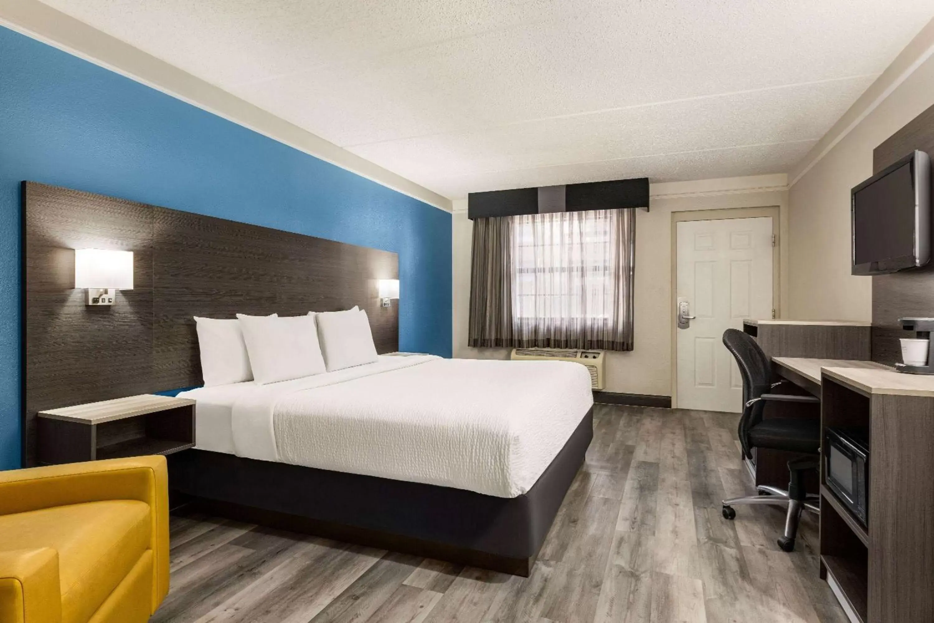Photo of the whole room, Bed in La Quinta Inn by Wyndham San Antonio I-35 N at Toepperwein