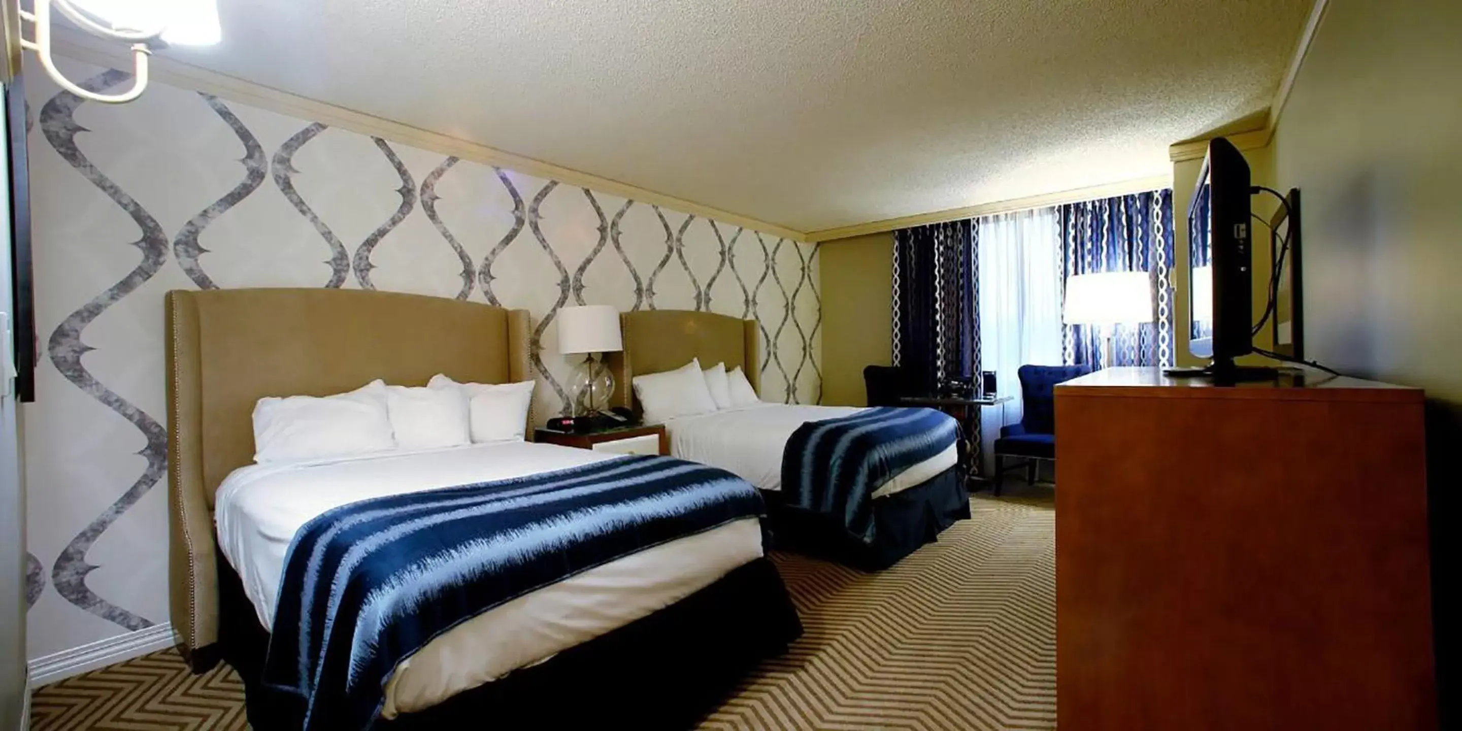 Bed in Harrah's North Kansas City Hotel & Casino