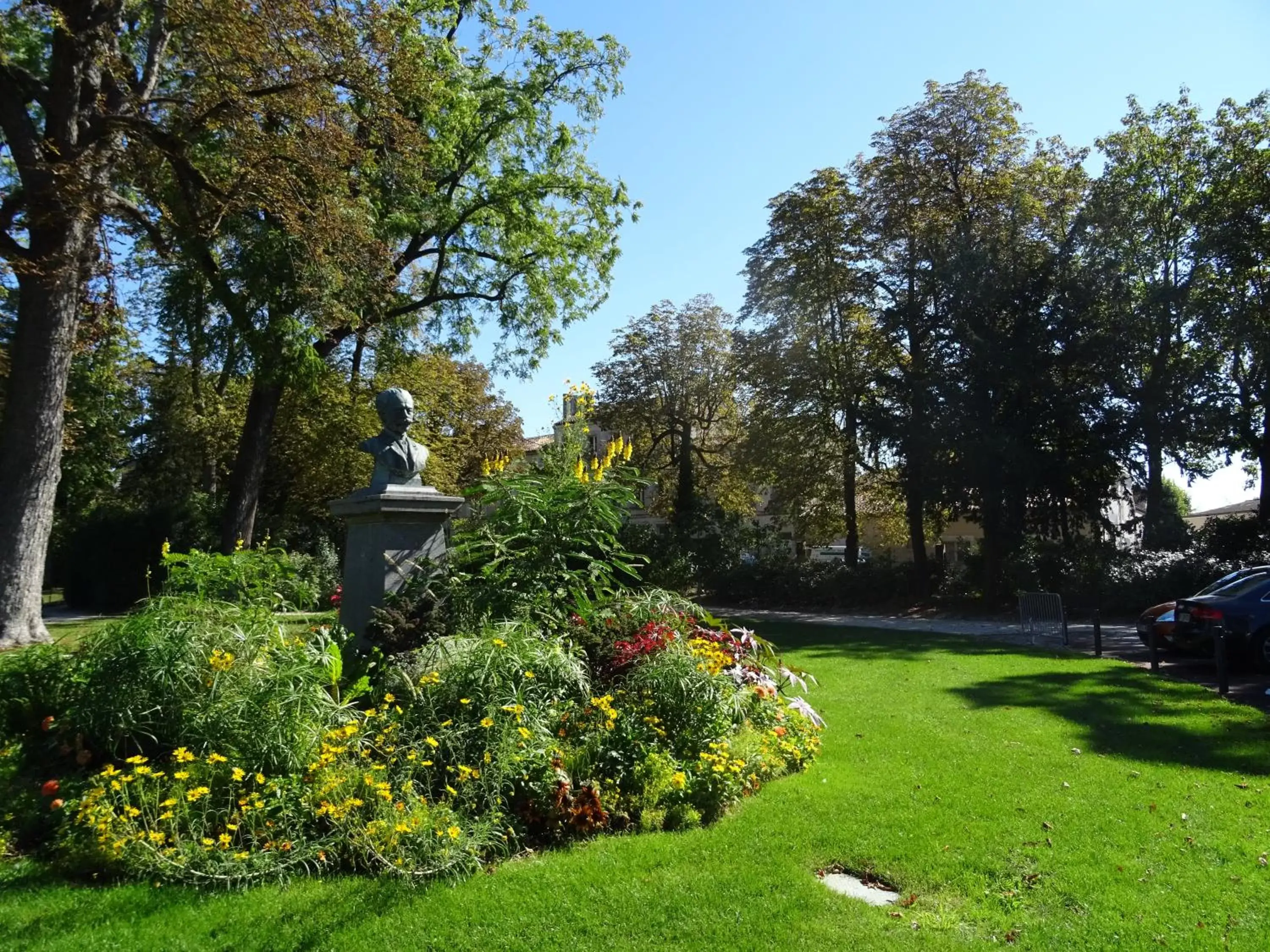 Property building, Garden in Face Au Jardin