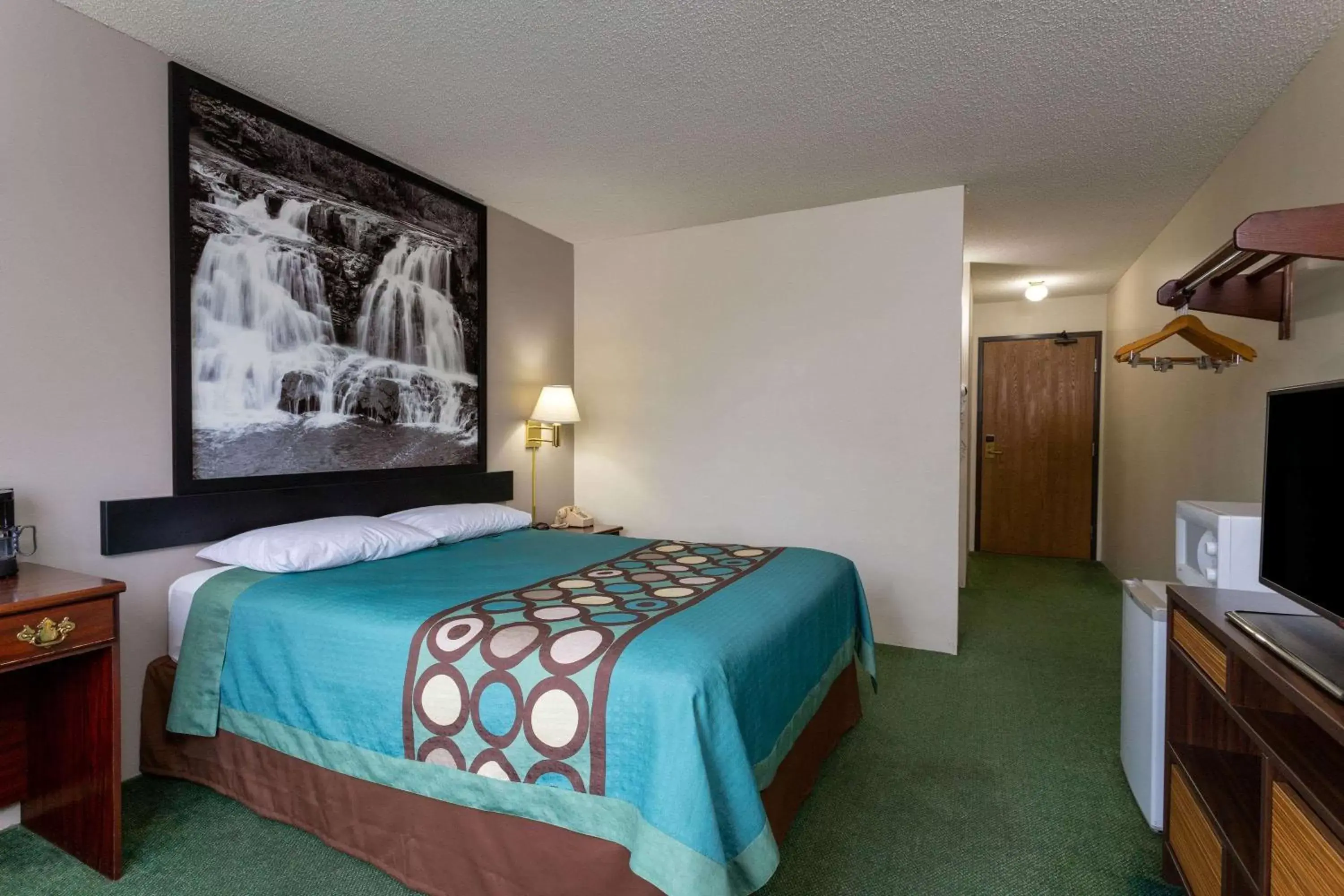 Photo of the whole room, Bed in Super 8 by Wyndham Reedsburg