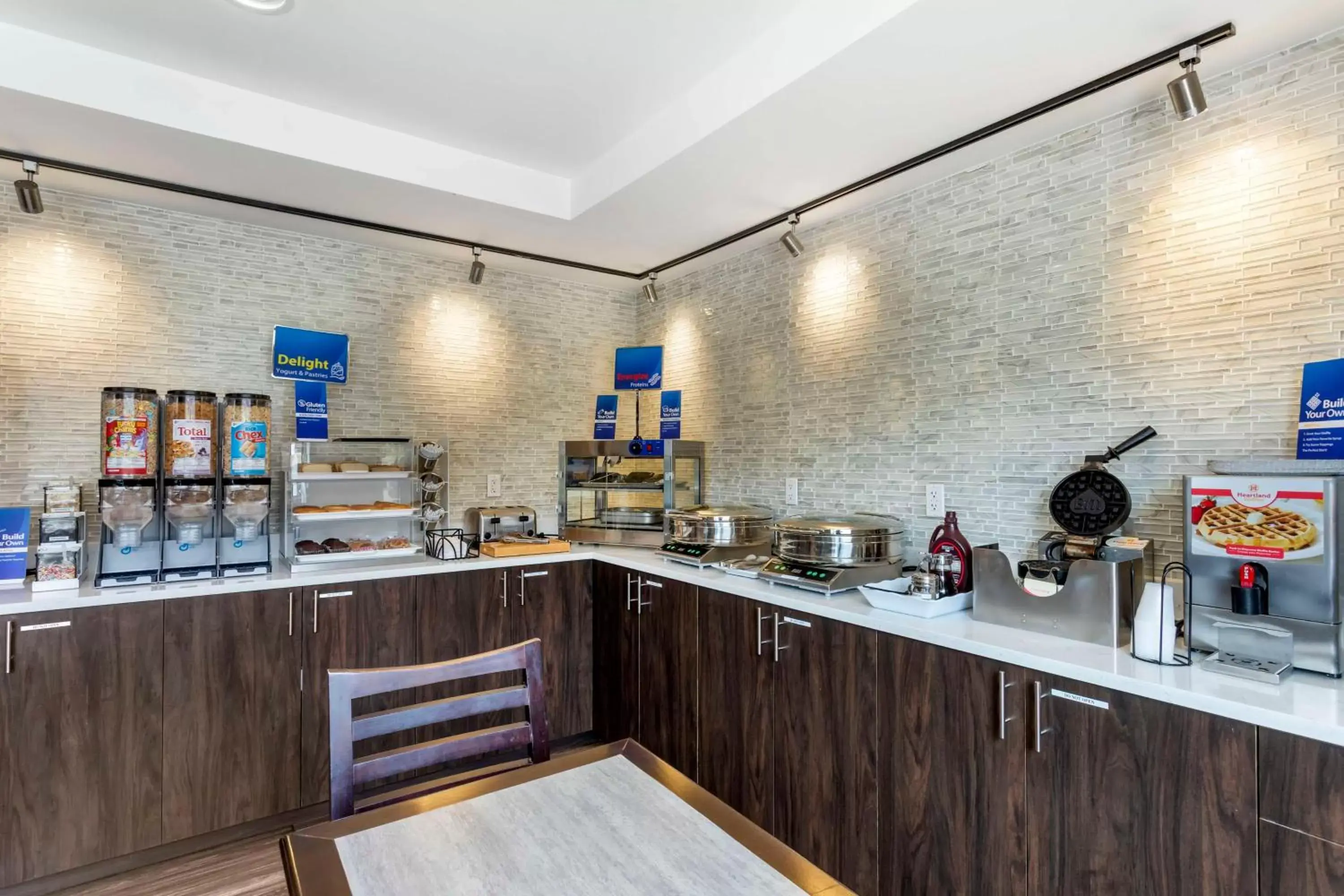 Breakfast, Kitchen/Kitchenette in Best Western Brooklyn-Coney Island Inn