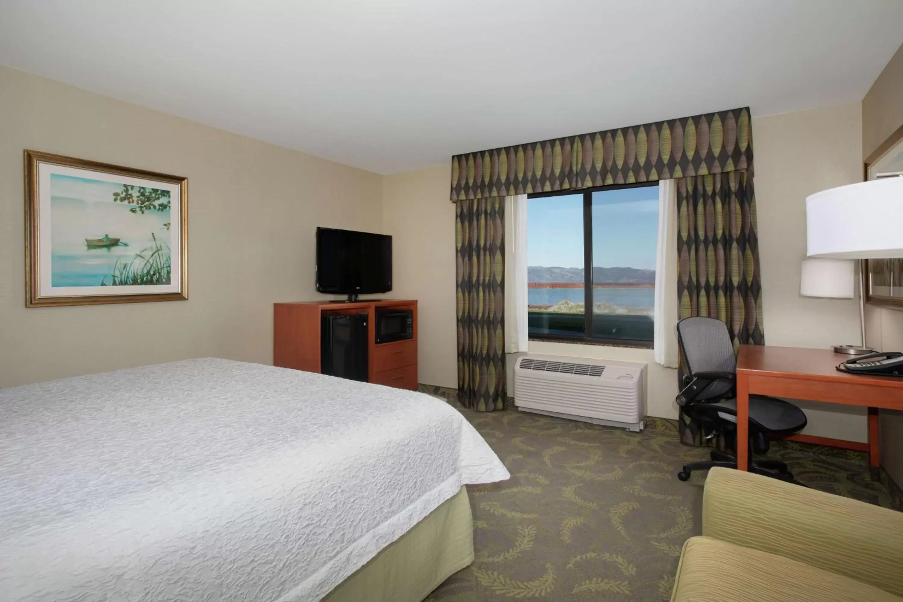 Bedroom, TV/Entertainment Center in Hampton Inn & Suites Astoria