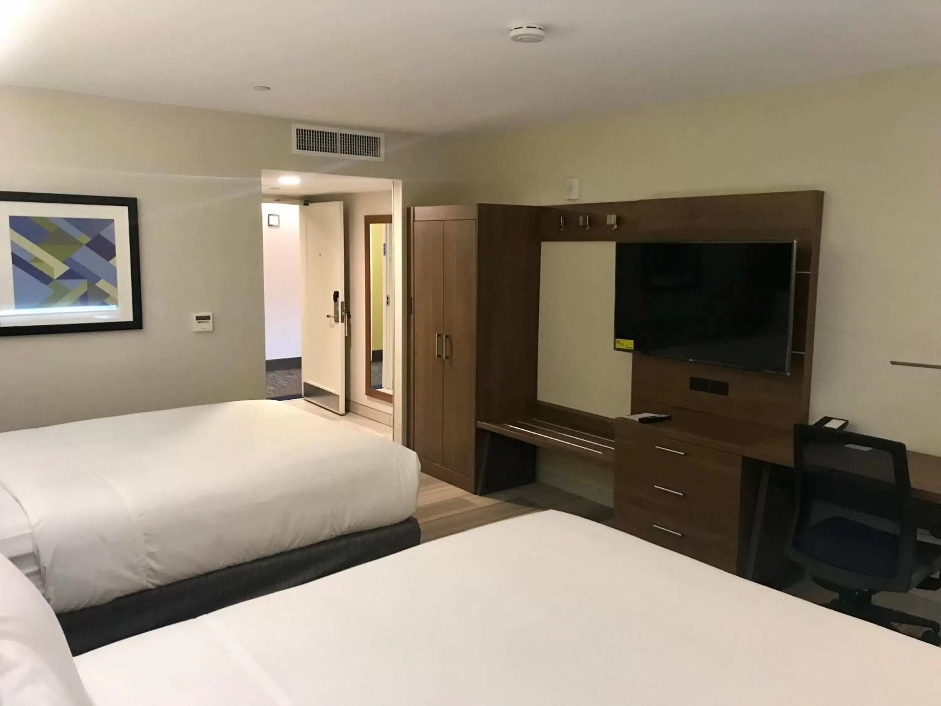 Photo of the whole room, Bed in Holiday Inn Express Hotel & Suites Pasadena-Colorado Boulevard, an IHG Hotel