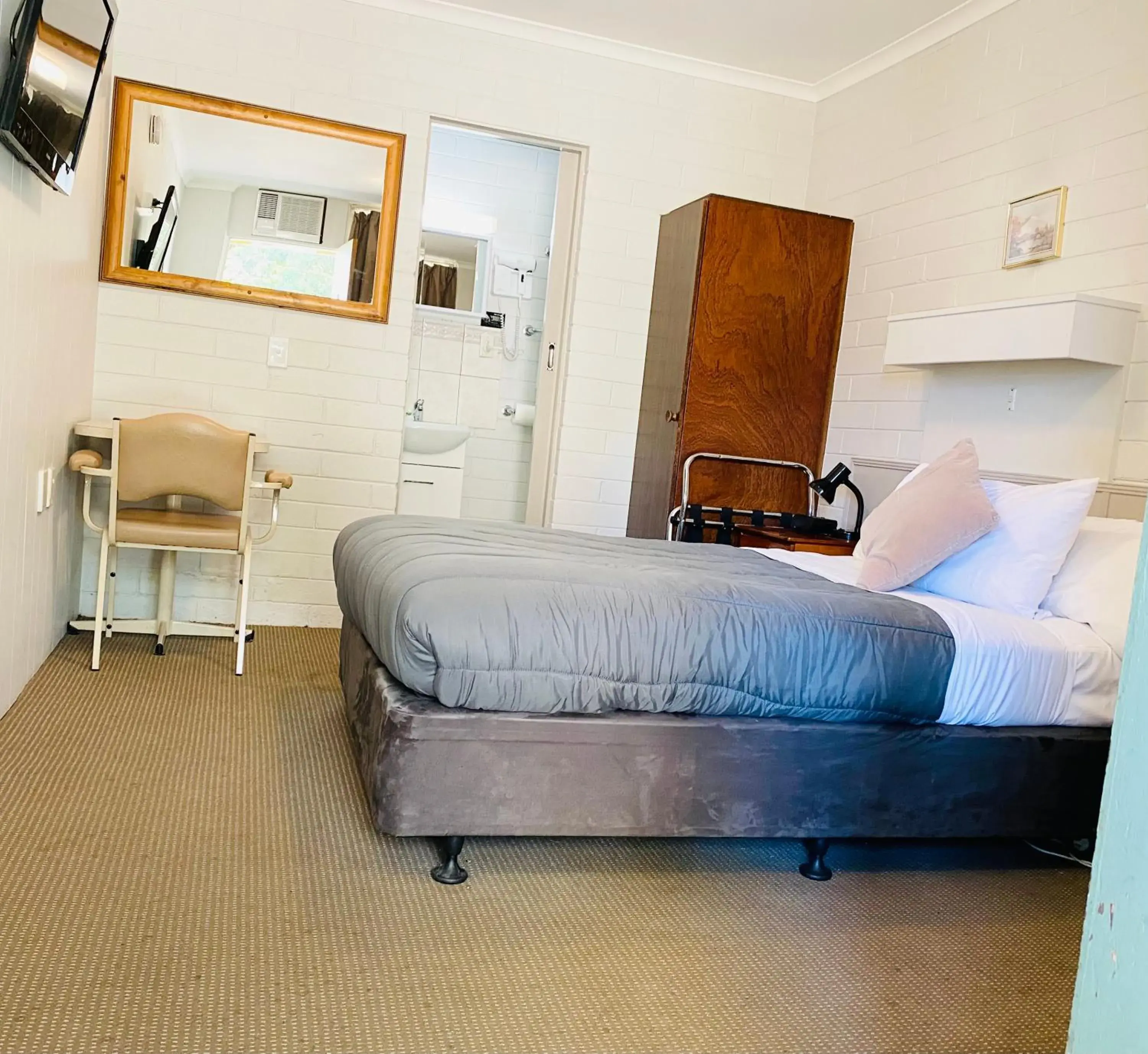 Bed in Millers Cottage Motel Bed in Millers Cottage Motel