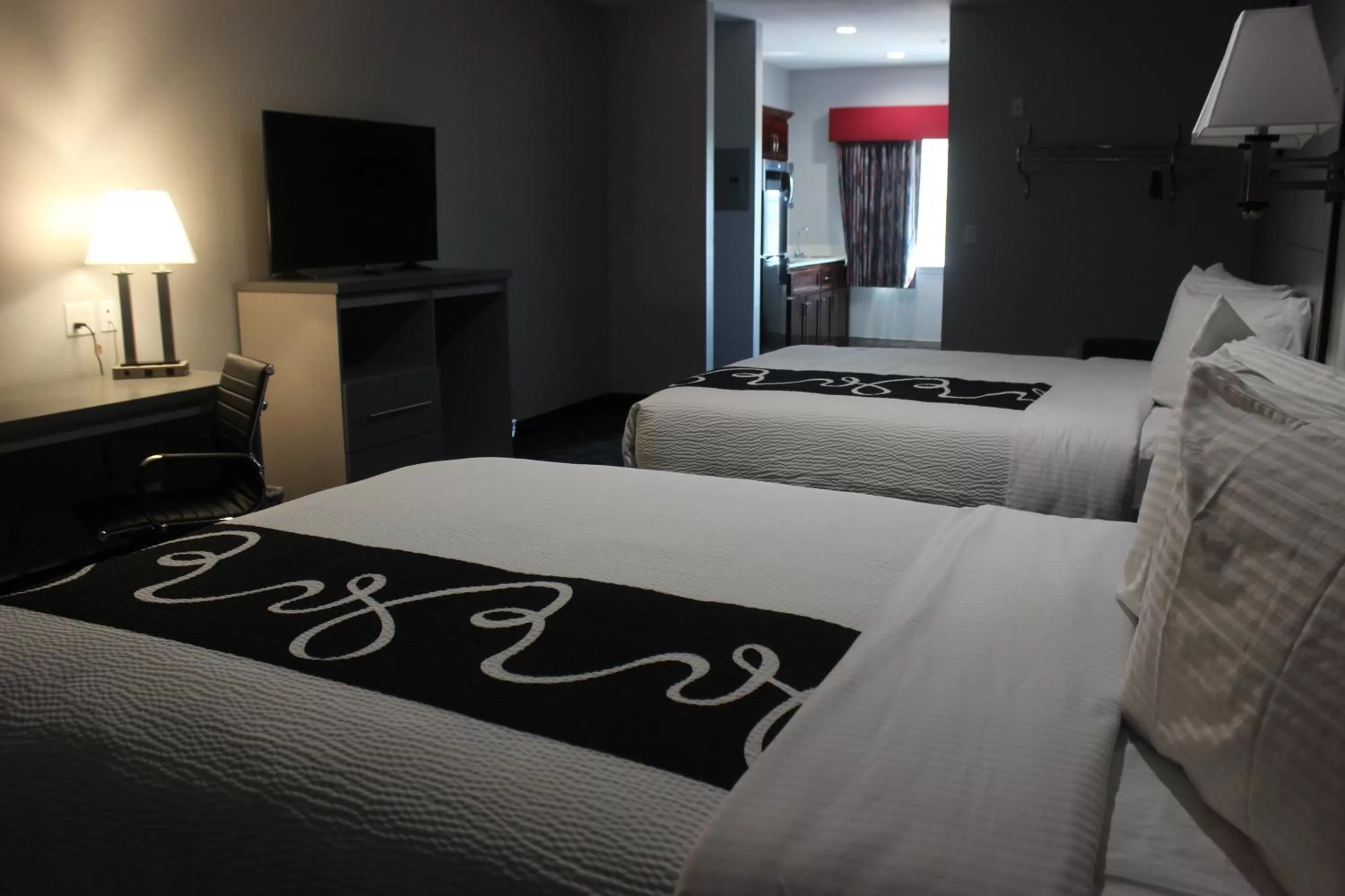 Shower, Bed in Paris Inn & Suites