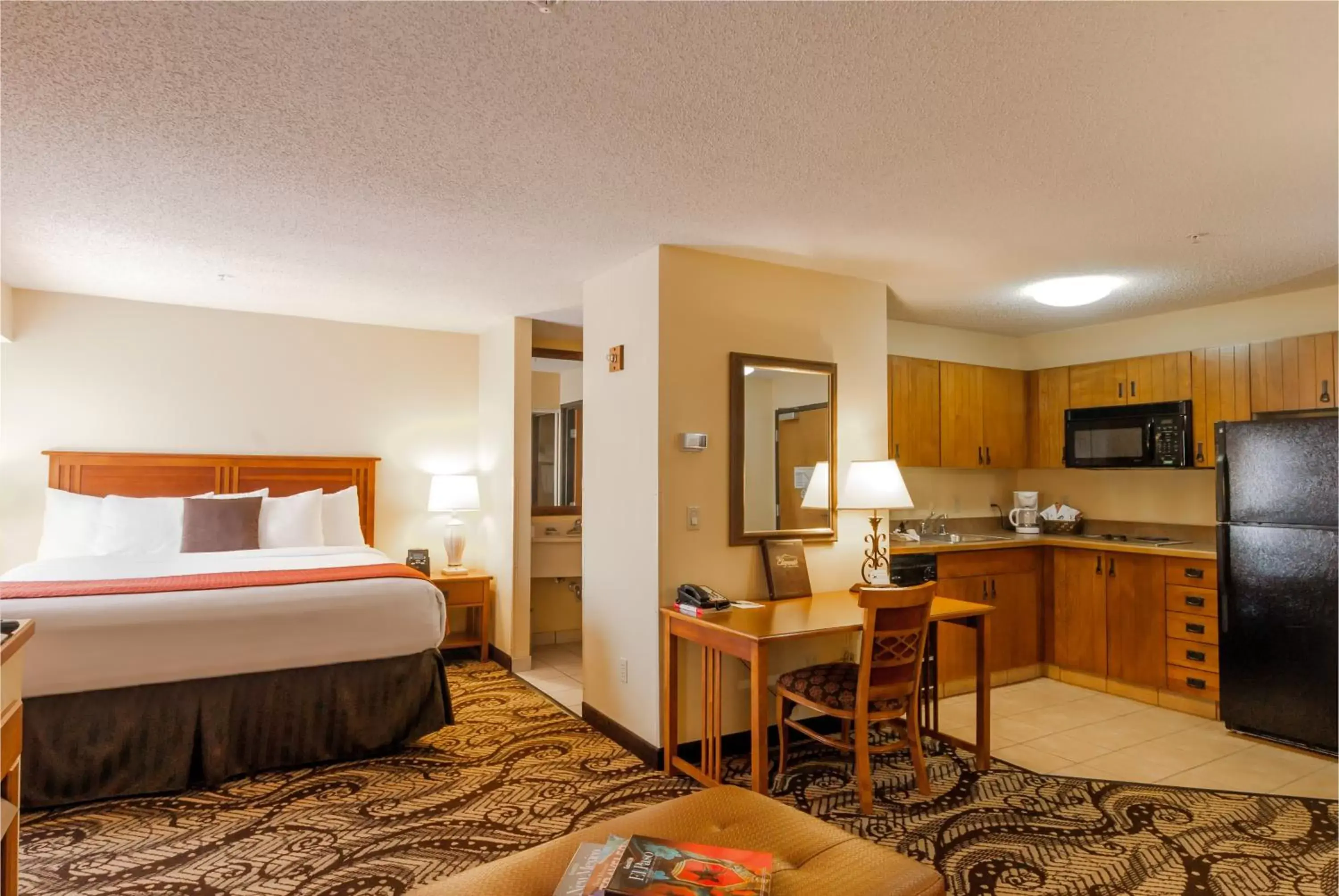 Photo of the whole room, Kitchen/Kitchenette in MCM Elegante Lodge & Resorts