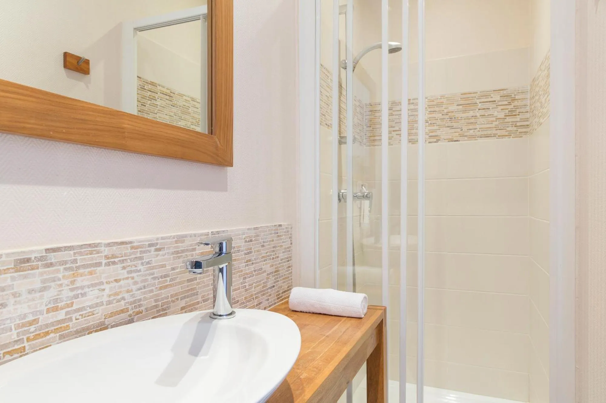 Shower in Brit Hôtel Confort Cléria Lorient Centre