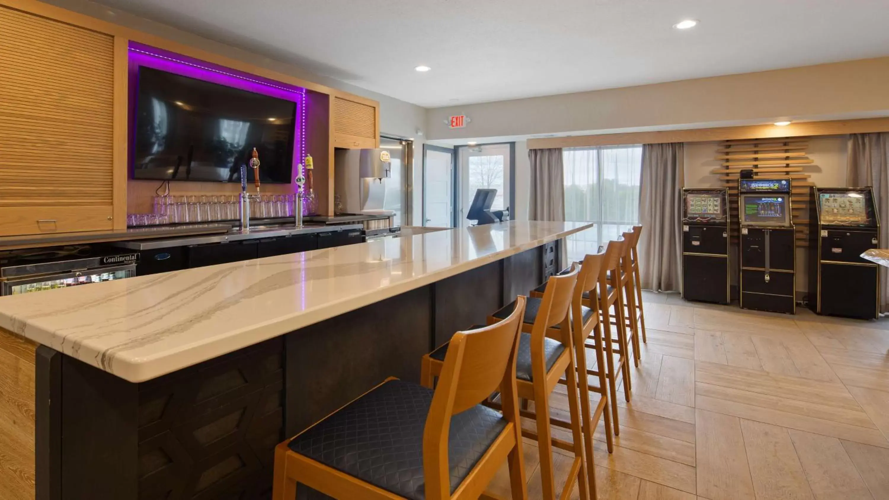 Lounge or bar, Kitchen/Kitchenette in Best Western Eau Claire South