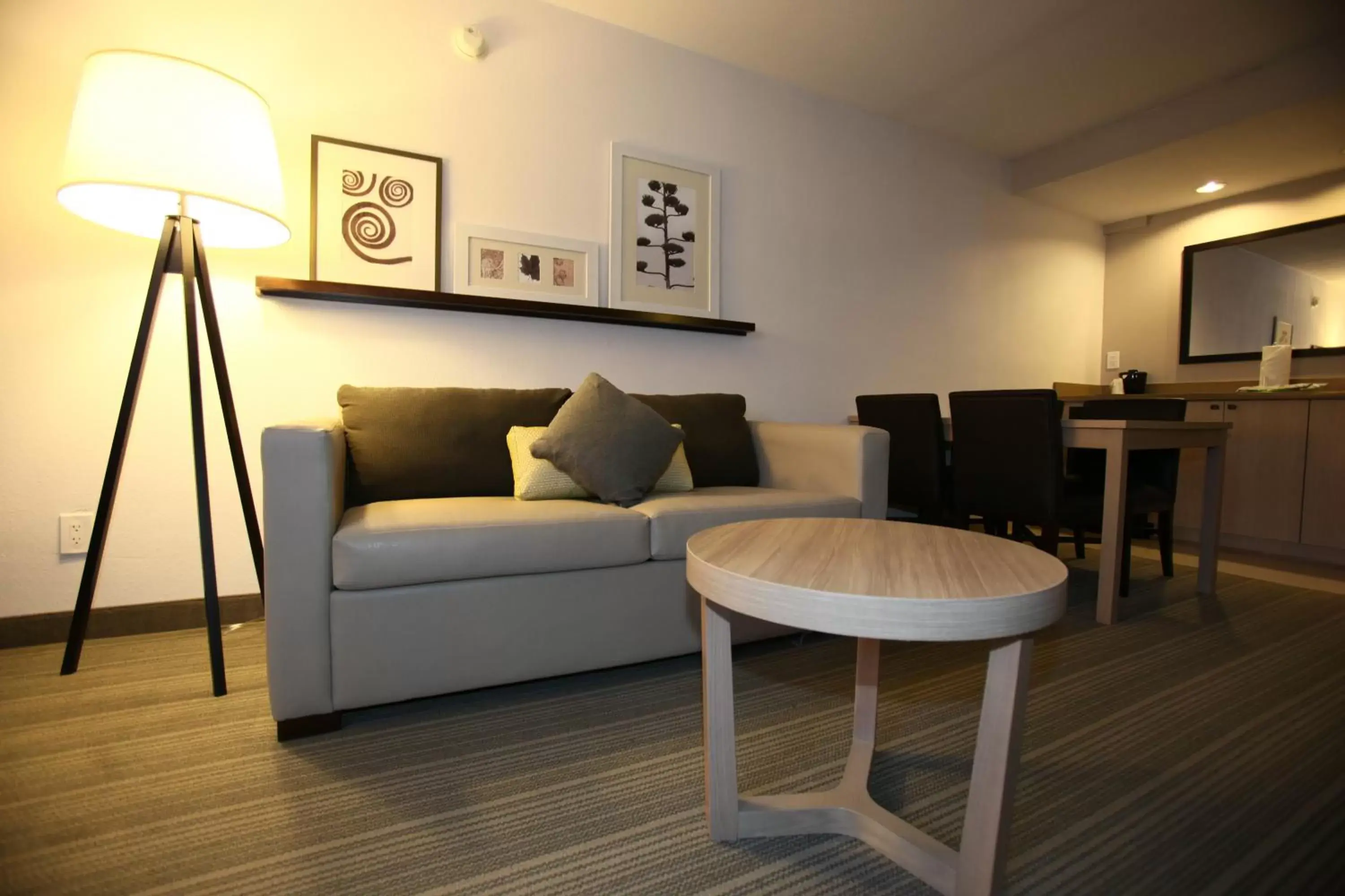 Living room, Seating Area in GreenTree Inn & Suites Phoenix Sky Harbor