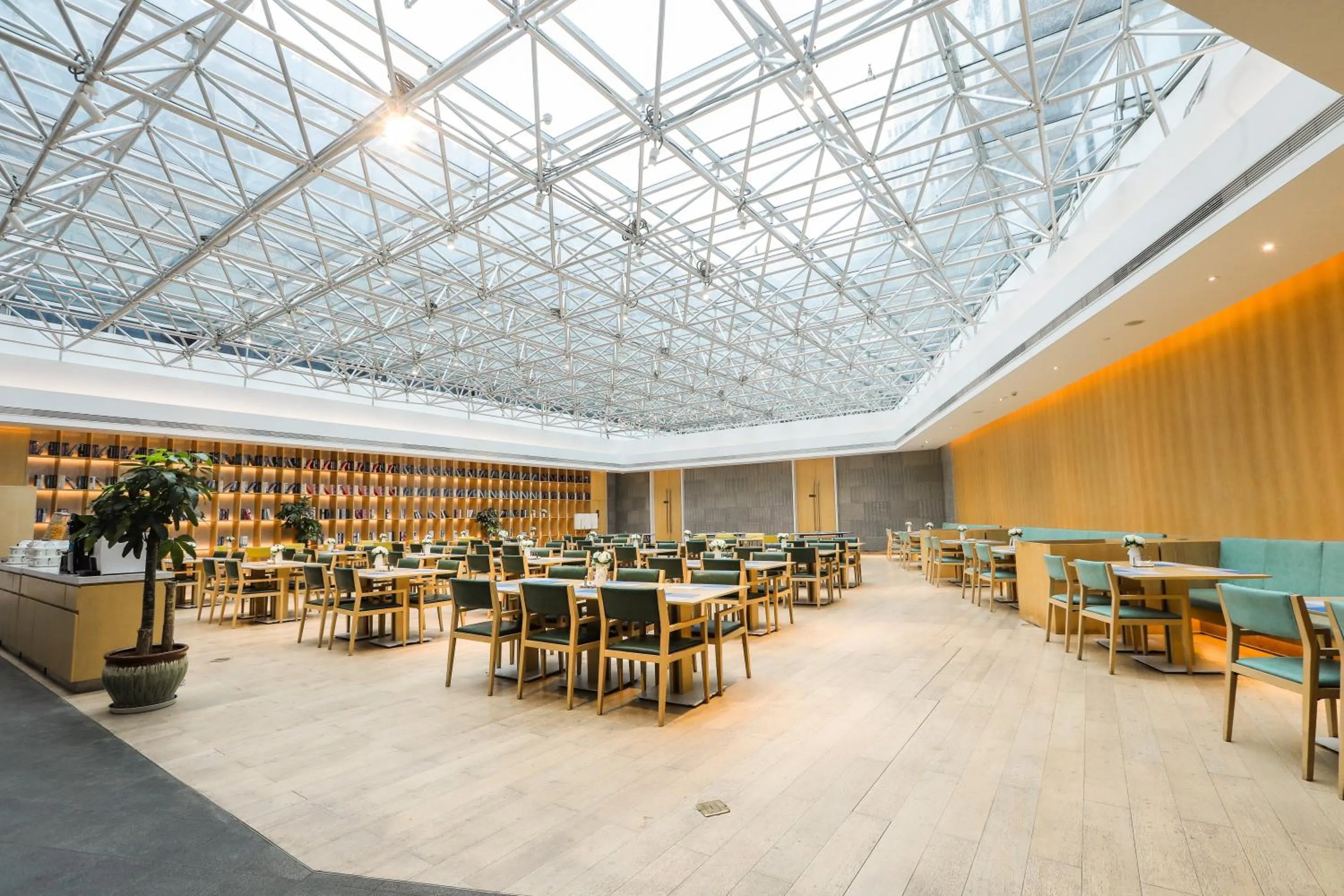 Restaurant/places to eat in Holiday Inn Express Shanghai Songjiang Fangta by IHG