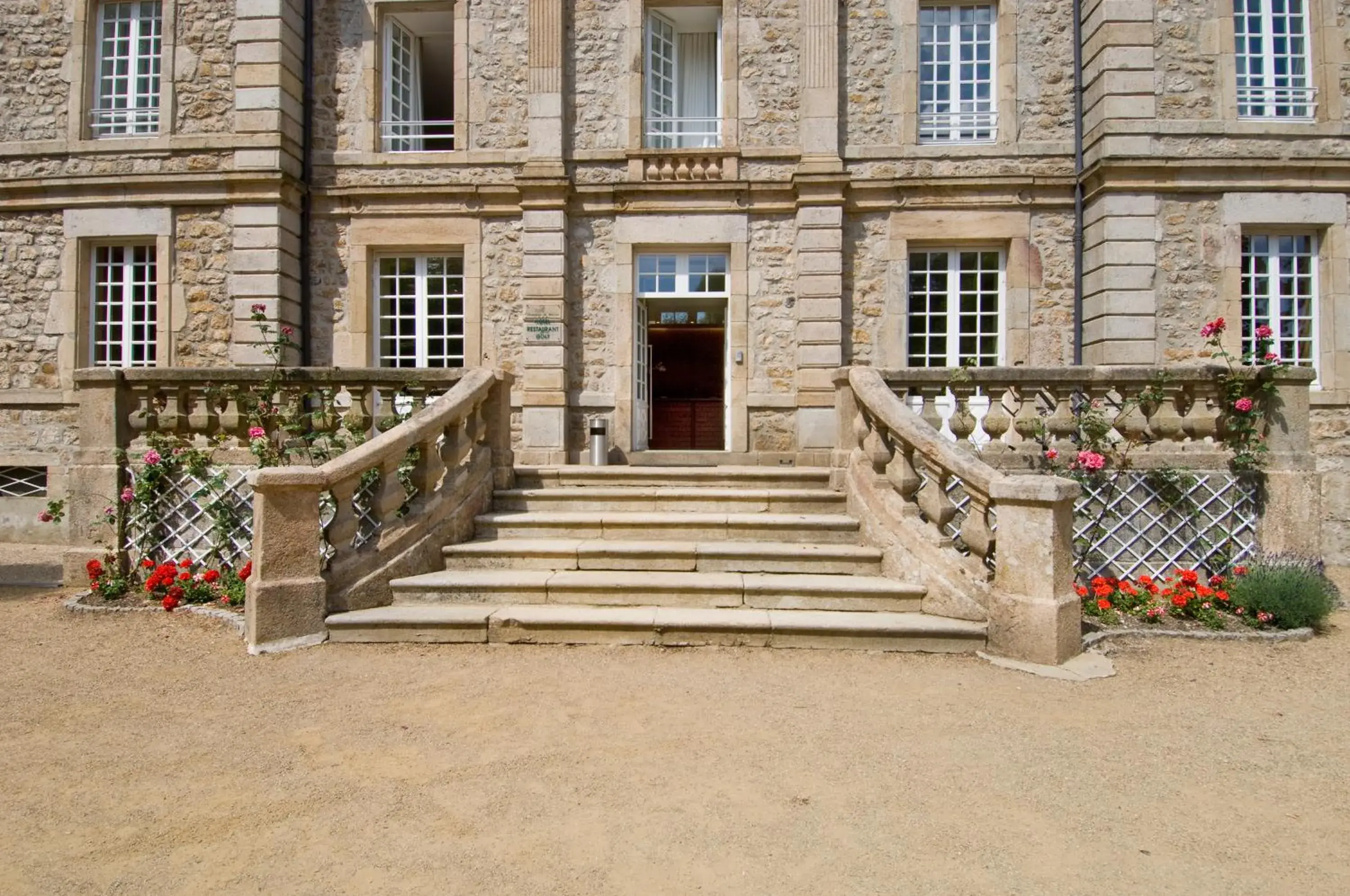 Facade/entrance in Domaine De Barres