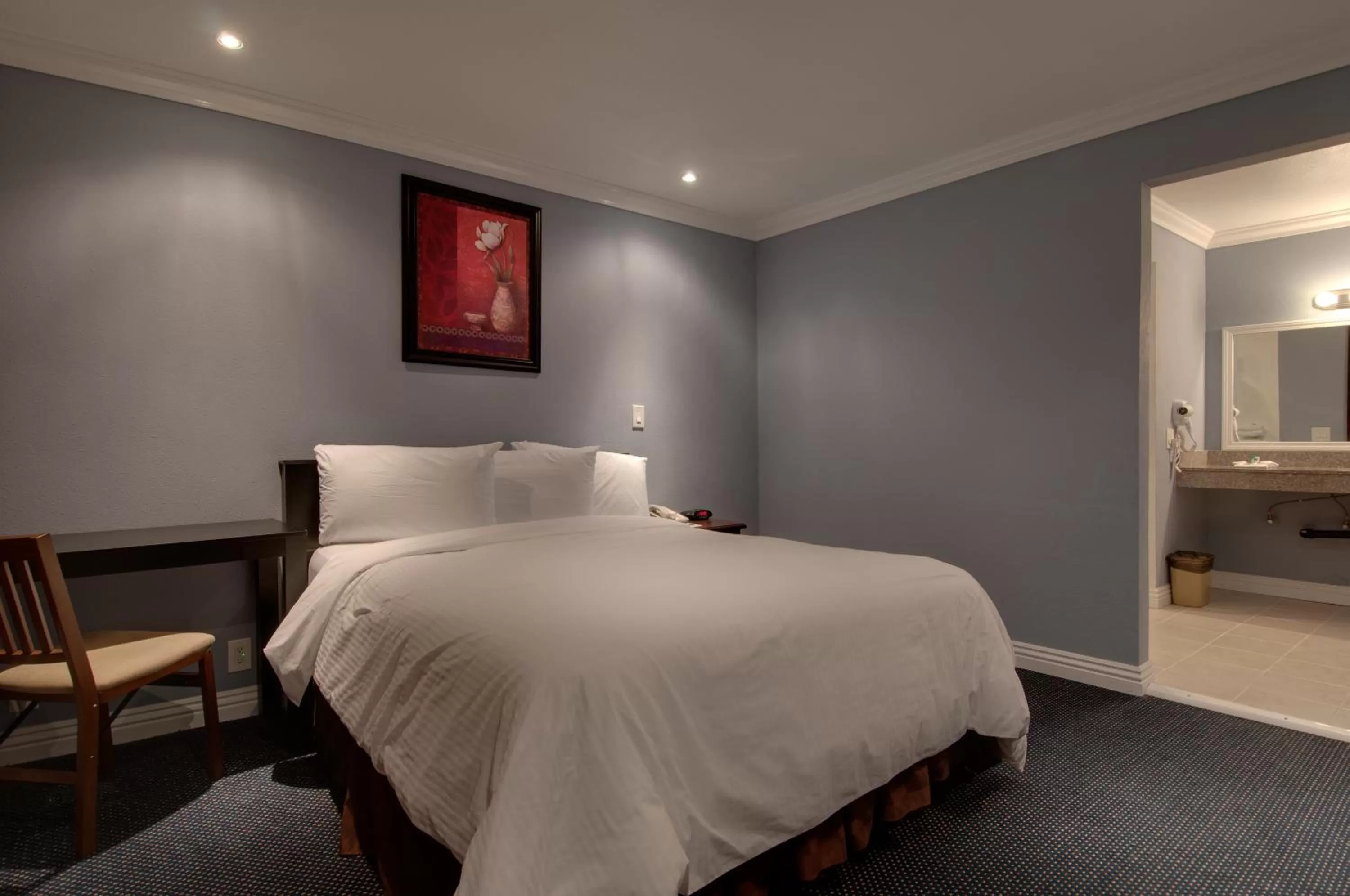 Photo of the whole room, Bed in Vagabond Inn San Pedro