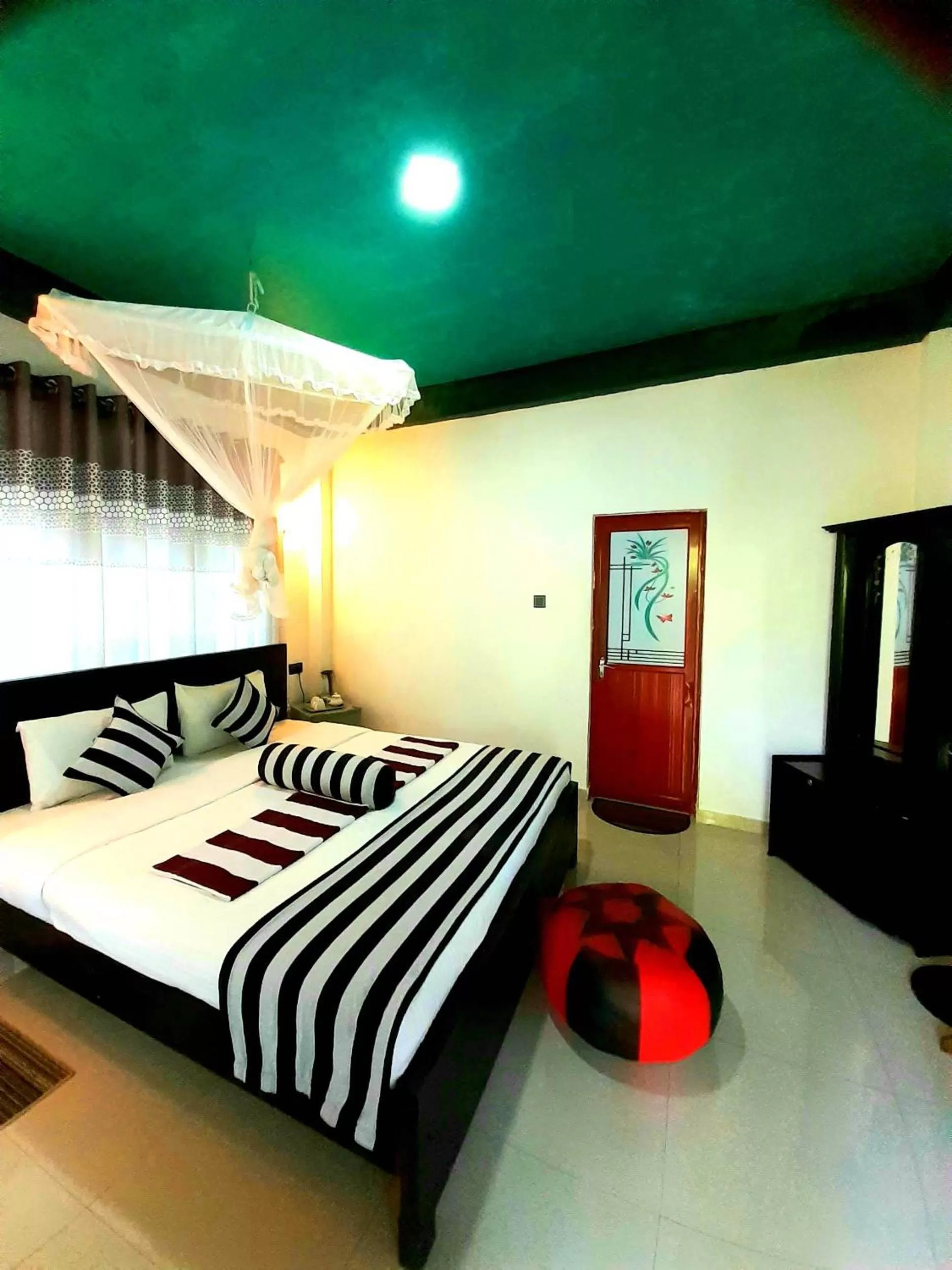 Bedroom, Bed in Green Lantern