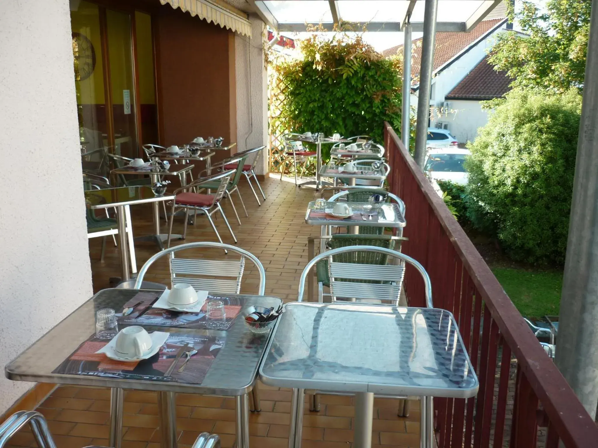 Patio, Restaurant/Places to Eat in Logis Aurea Hotel