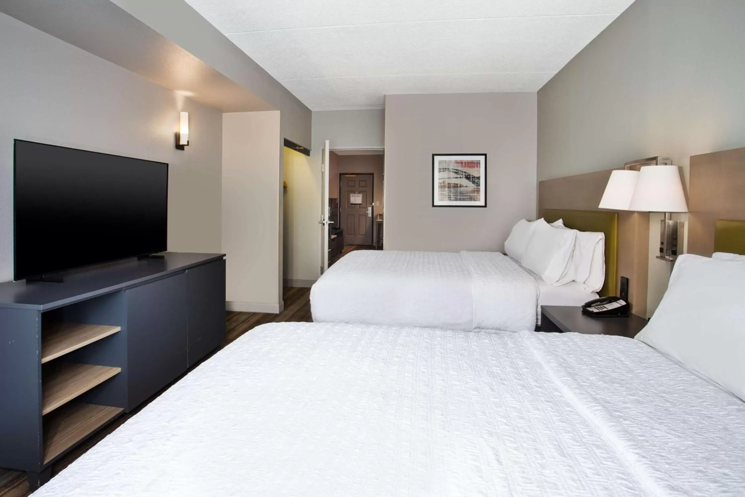 Bed in Hampton Inn & Suites By Hilton- Newark Airport Elizabeth