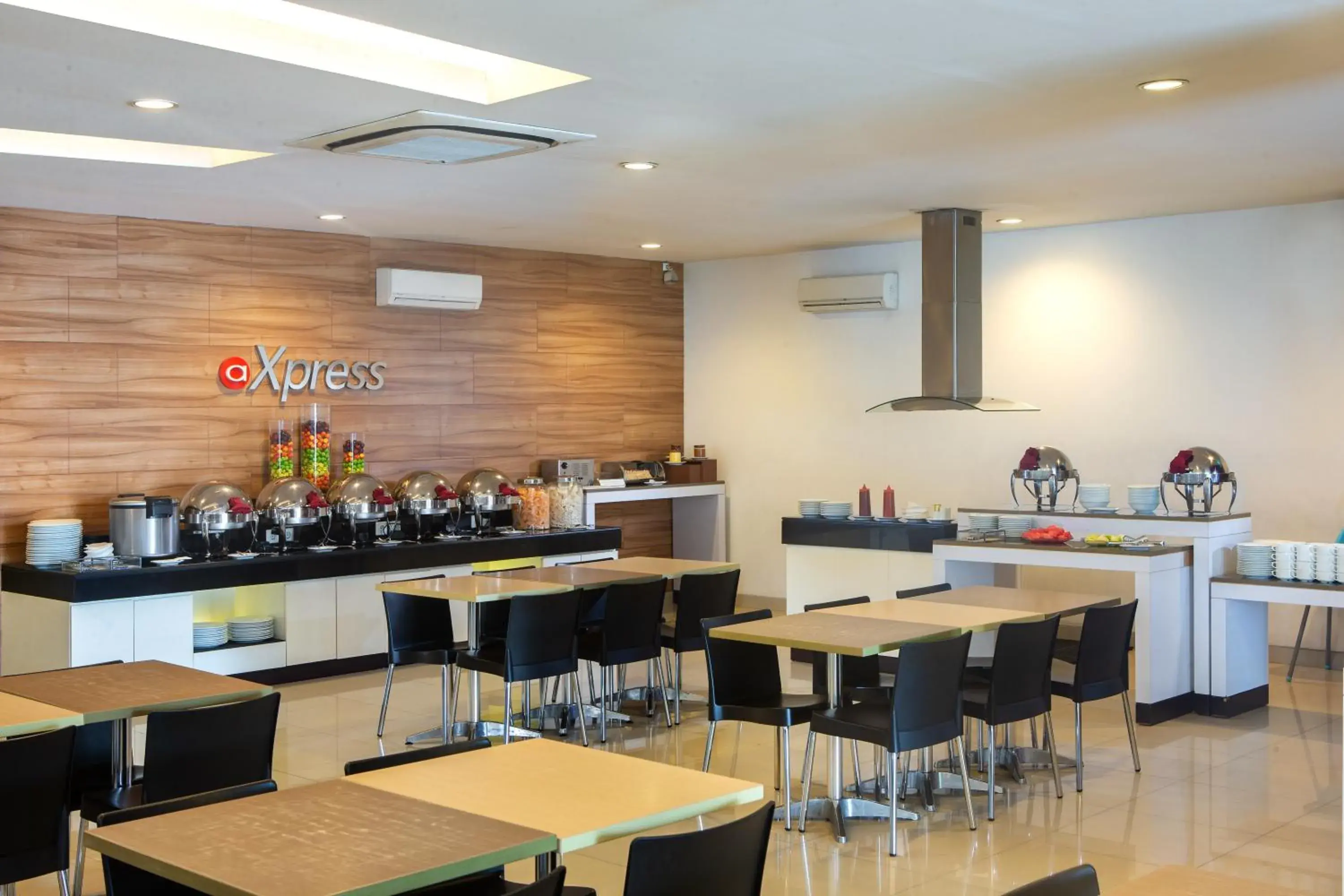 Restaurant/Places to Eat in Amaris Hotel Pancoran