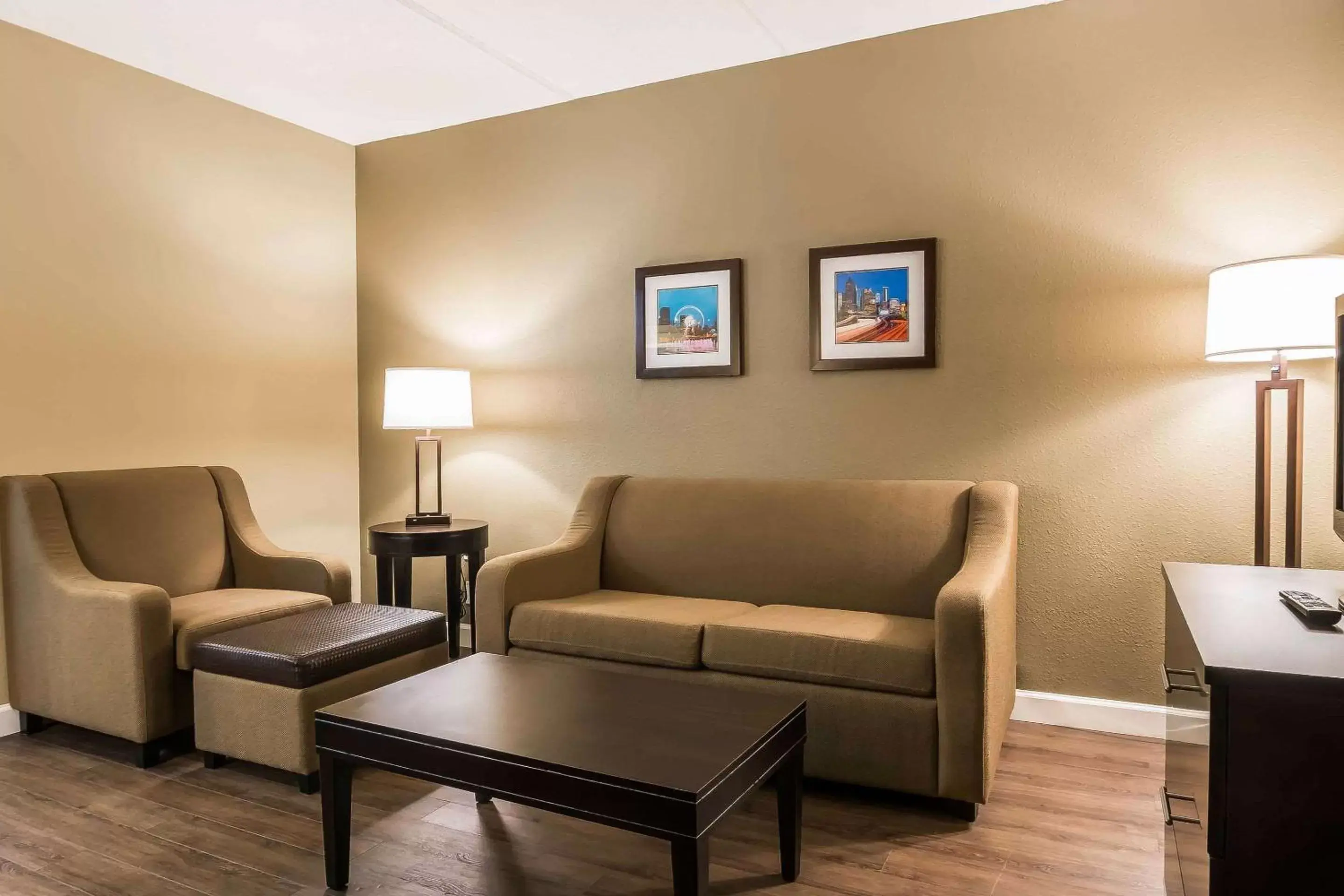 King Suite with Sofa Bed in Comfort Inn & Suites near Six Flags