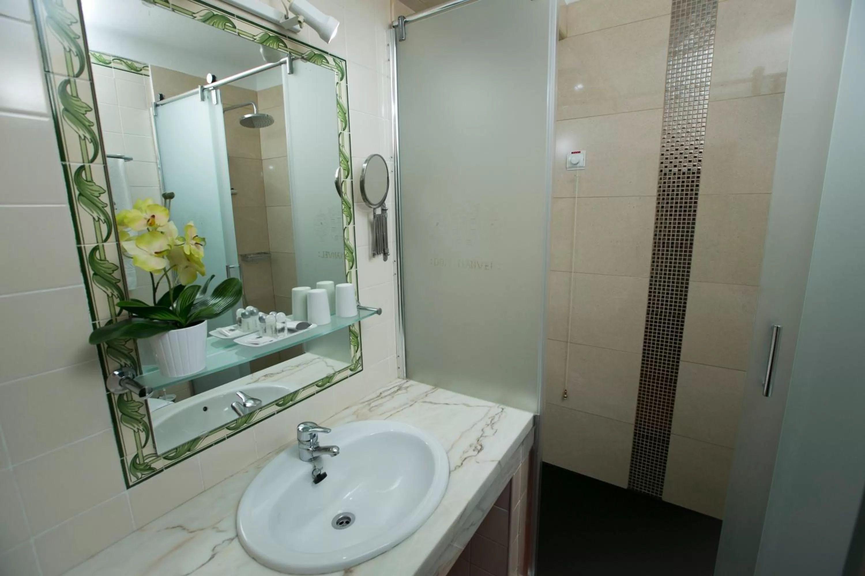 Shower in Hotel El Rei Dom Manuel