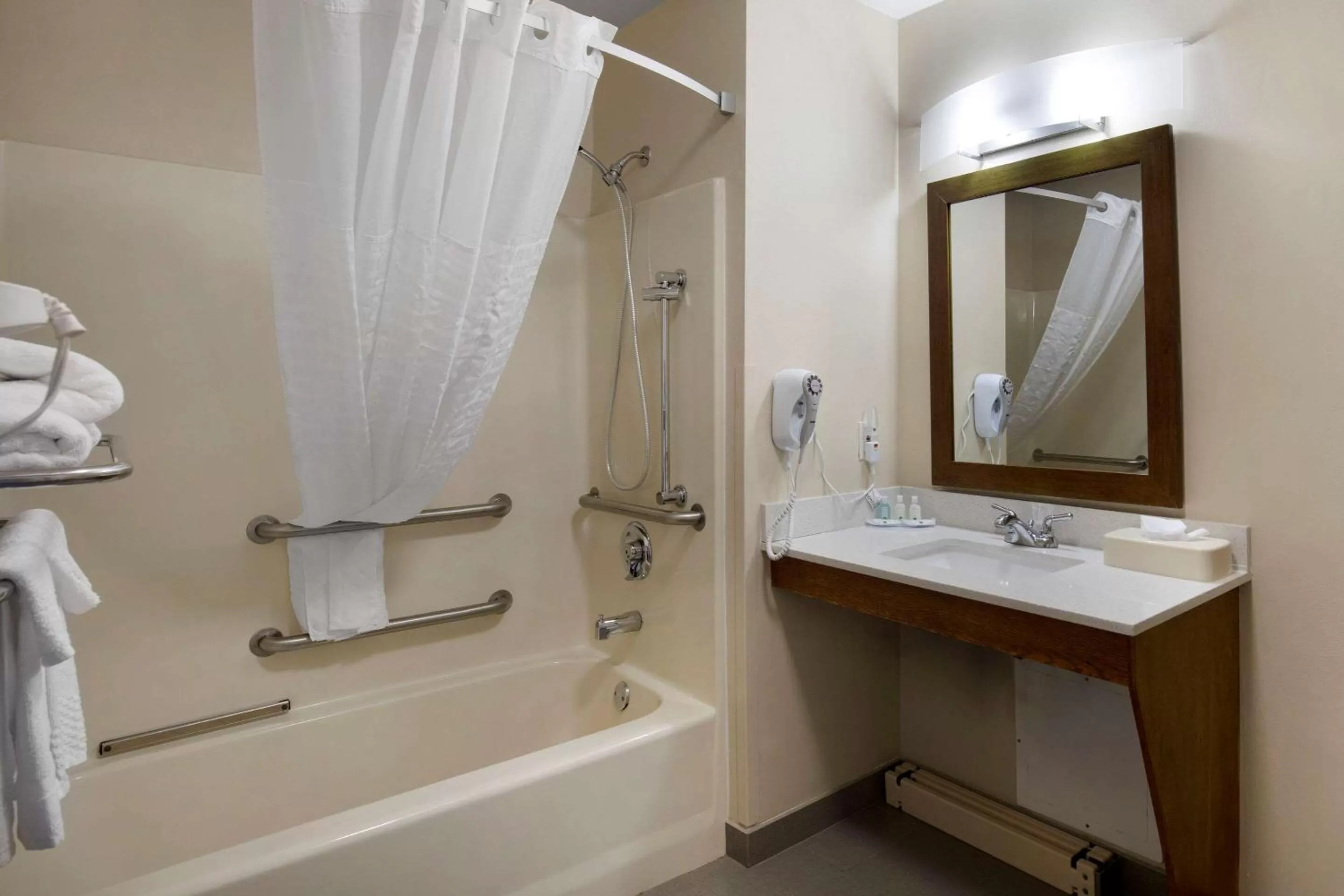 Photo of the whole room in Quality Inn Seneca Clemson Area U S 123