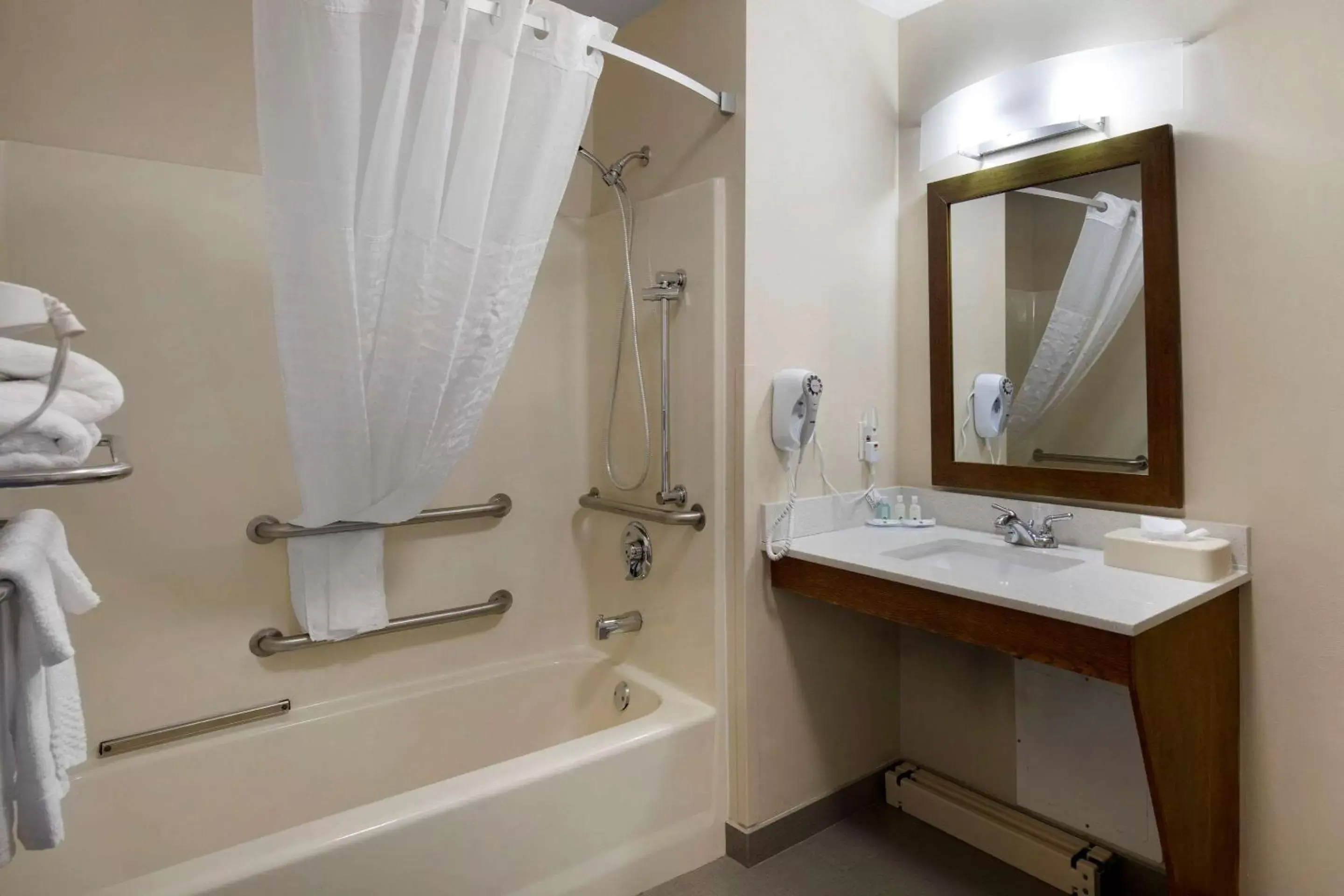 Photo of the whole room in Quality Inn Seneca Clemson Area U S 123 Photo of the whole room in Quality Inn Seneca Clemson Area U S 123