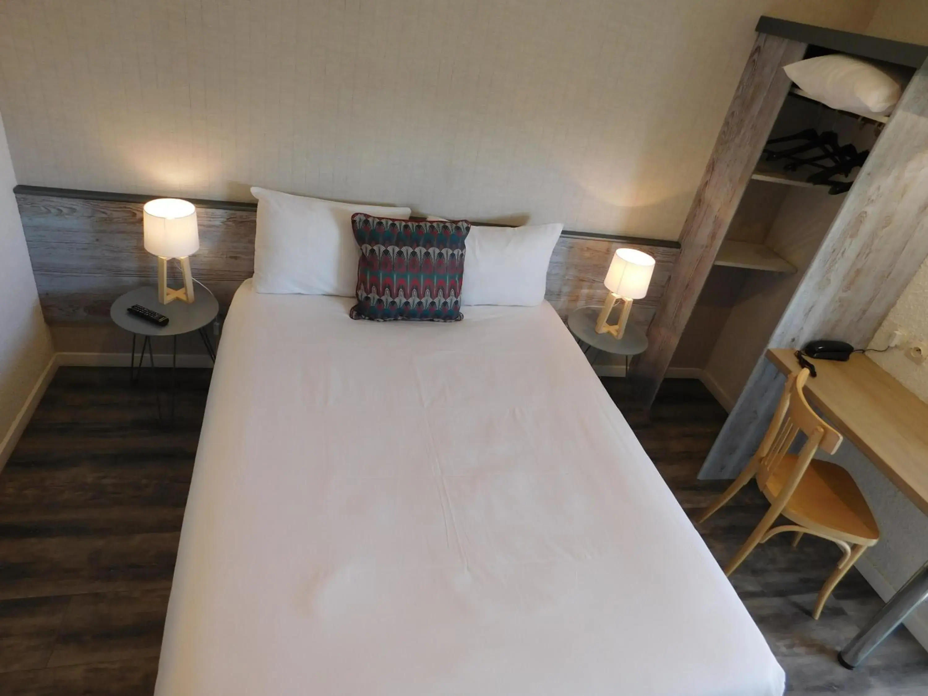 Property building, Bed in The Originals Access, Hotel Aries, Argentan (Inter-Hotel)