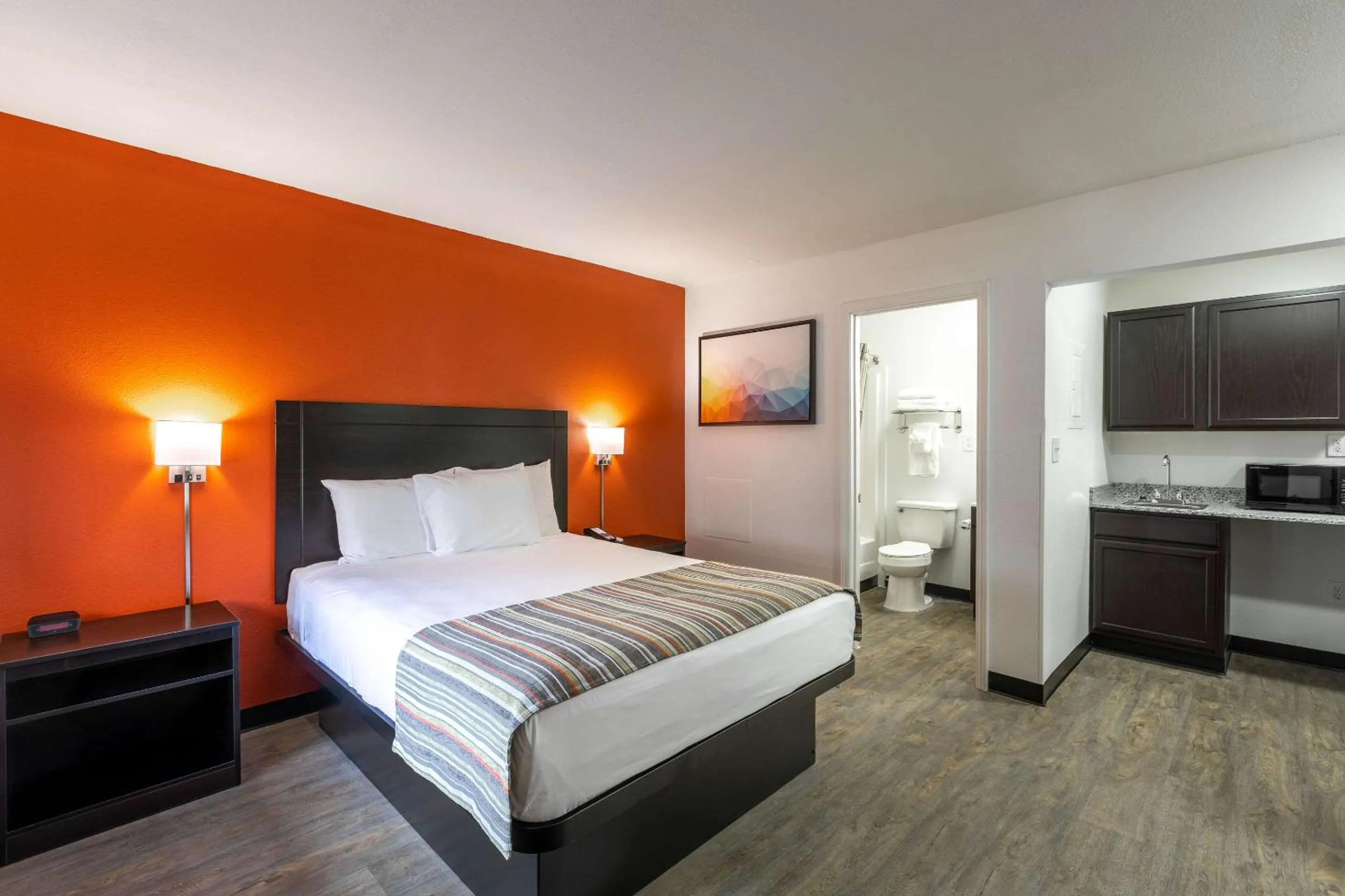 Bedroom, Bed in Suburban Studios Spartanburg - I-26