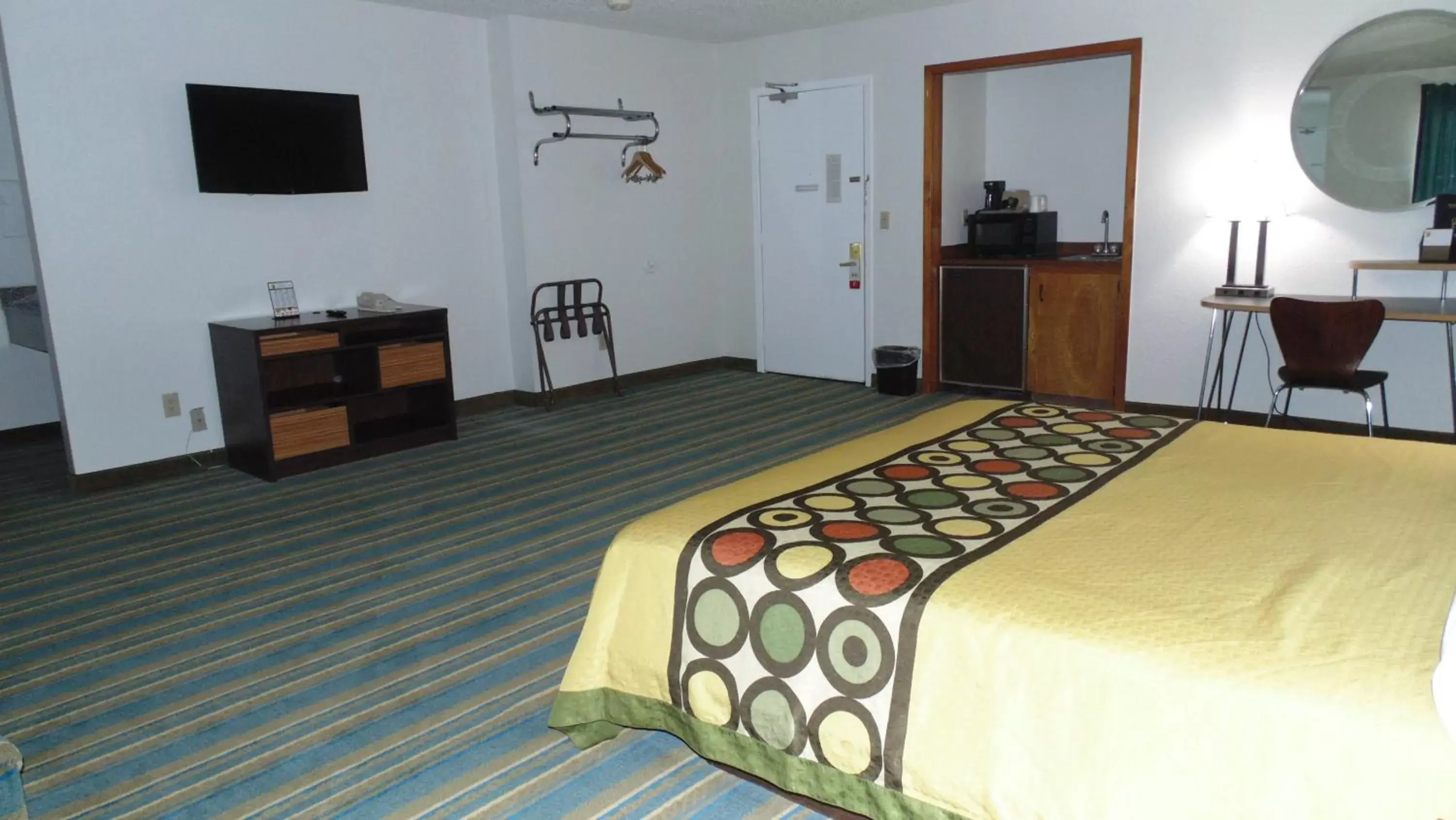 Bedroom, Bed in Super 8 by Wyndham Sapulpa/Tulsa Area Bedroom, Bed in Super 8 by Wyndham Sapulpa/Tulsa Area