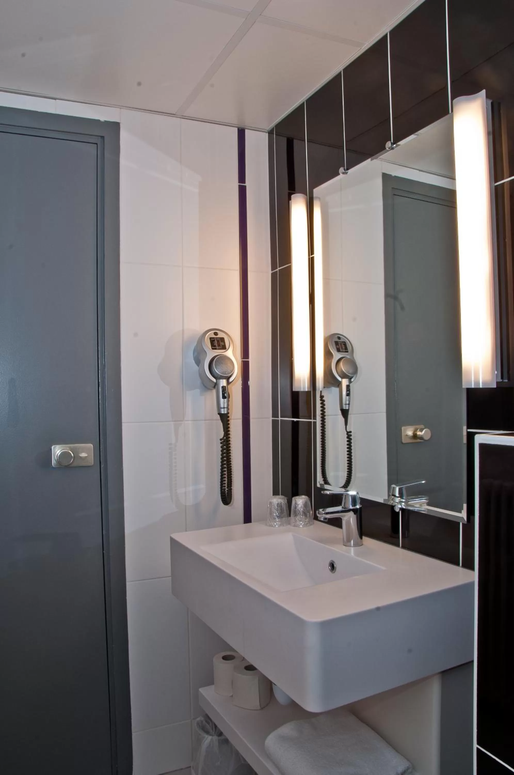 Bathroom in Ibis Styles Paris Pigalle Montmartre