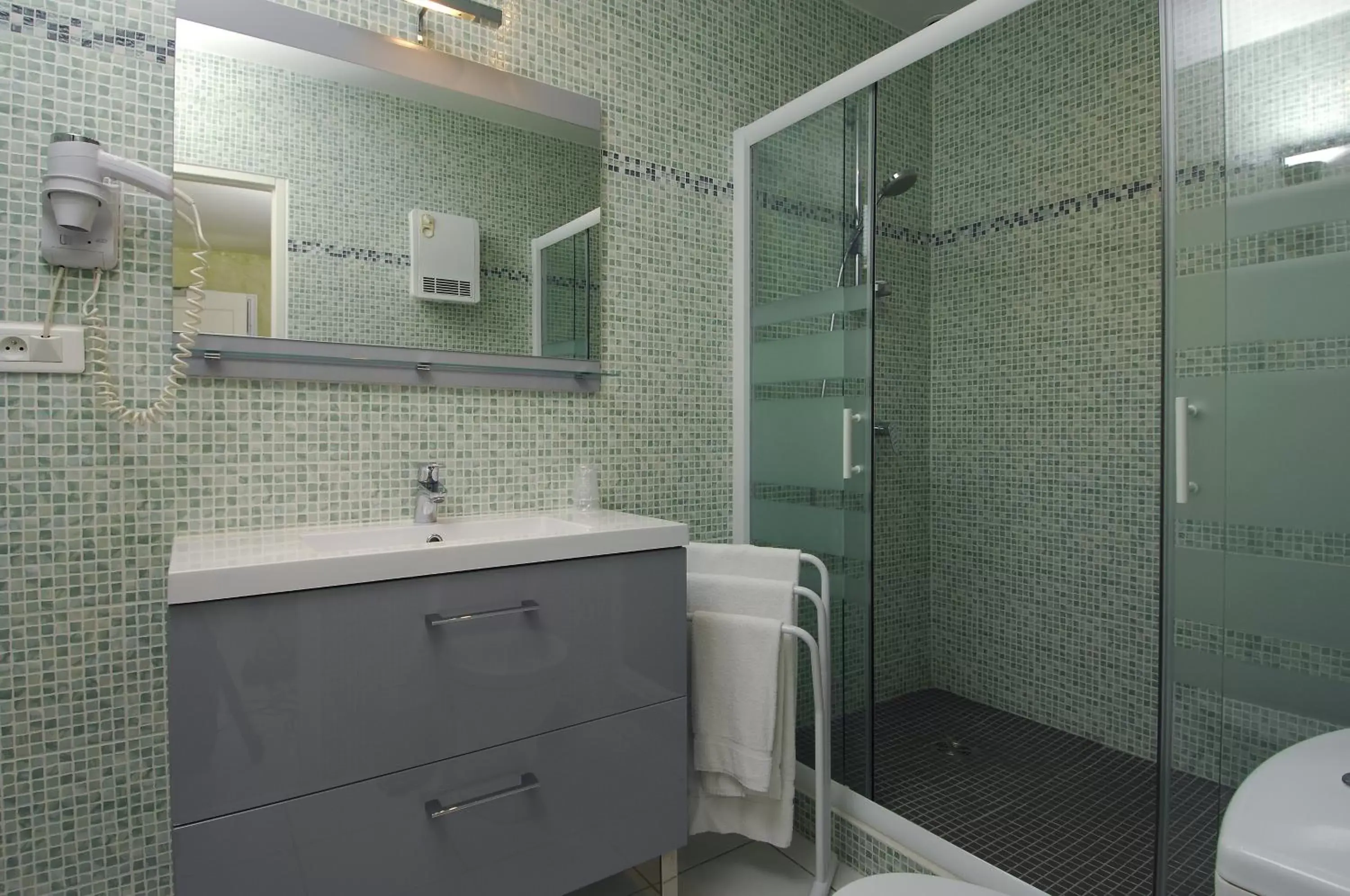 Shower, Bathroom in Hotel Des 4 Vents