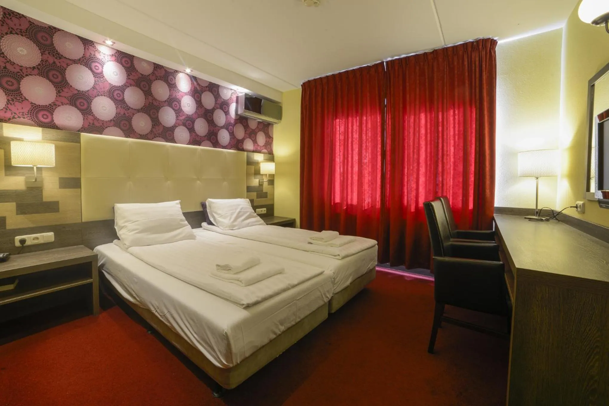 Standard Twin Room in Hotel Zwanenburg Amsterdam Airport