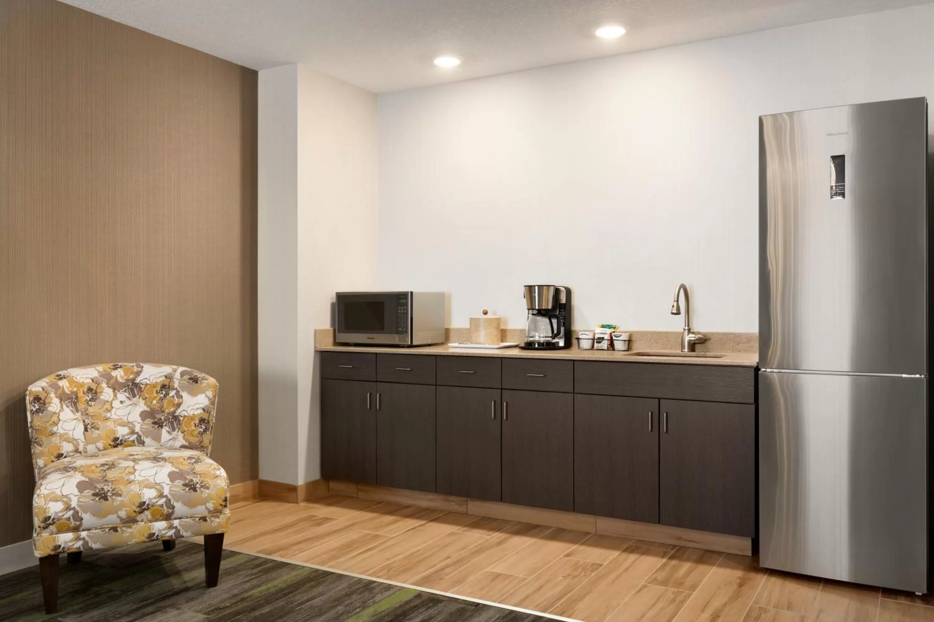Kitchen or kitchenette in Ramada by Wyndham St Paul AB