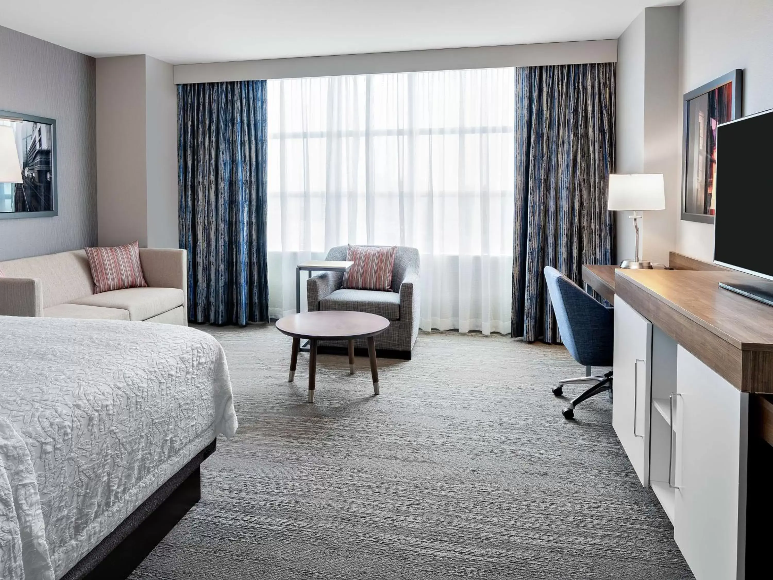 Bedroom, Seating Area in Hampton Inn Chicago McCormick Place